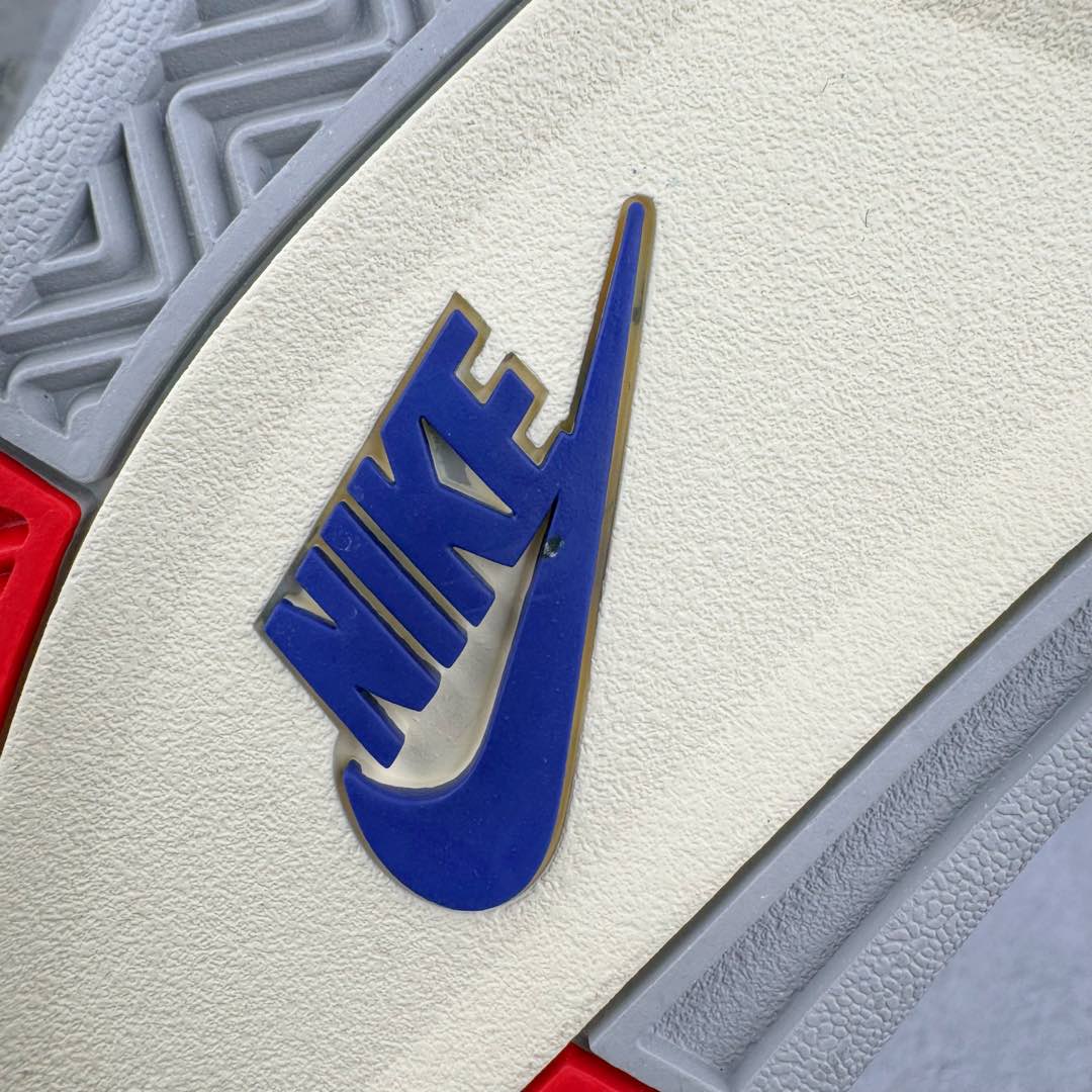 图片[23]-＃KZ神版 Air Jordan AJ4 Rare Air Laser 黑蓝红 FV5029-003 独家外贸特供尺码含 45.5 49.5 50.5 国内外口碑最好最推荐的产品 市场中端王者 亲自操刀耗时半年巨作 全套原纸板楦头开发 确保原汁原味 完美呈现四代版型 一比一鞋头弧度高度鞋身弧度 此版本只针对中端市场 皮料材质有所更替 其他数据细节工艺流程均保持一致 绝不口嗨 细节品控鞋型随意秒杀市面3XX 4XX 原厂TPU网格鞋带扣 正确内里网布 菱角分明不变形无多余毛边 柔软性质感一致于原鞋 市场唯一原厂鞋扣模具 背面可见隐藏注塑口 原厂织唛标 原厂飞人电绣工艺 尾指中部跳三针 独家绑鞋带手法 印刷中底布 四线拉帮 米色美纹纸贴合固定 进口港宝加持 后跟自然饱满 全鞋荧光划线卡点 追求极致完美 每一双都是工艺品 多重QC质检 超越公司货的品控标准 实实在在的免检产品 尺码：40 40.5 41 42 42.5 43 44 44.5 45 45.5 46 47.5 48.5 49.5 50.5-选品中心