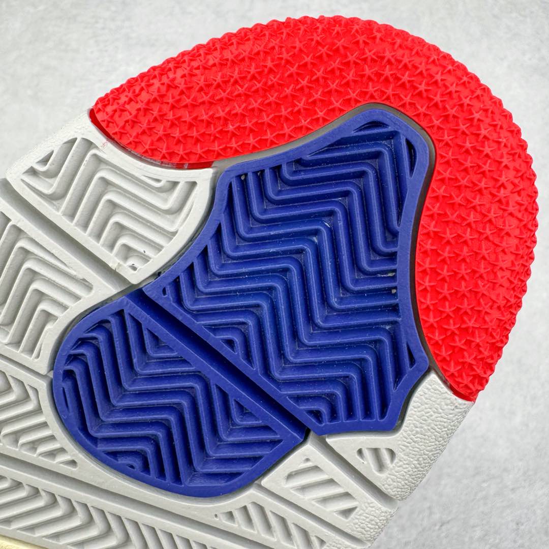 图片[22]-＃KZ神版 Air Jordan AJ4 Rare Air Laser 黑蓝红 FV5029-003 独家外贸特供尺码含 45.5 49.5 50.5 国内外口碑最好最推荐的产品 市场中端王者 亲自操刀耗时半年巨作 全套原纸板楦头开发 确保原汁原味 完美呈现四代版型 一比一鞋头弧度高度鞋身弧度 此版本只针对中端市场 皮料材质有所更替 其他数据细节工艺流程均保持一致 绝不口嗨 细节品控鞋型随意秒杀市面3XX 4XX 原厂TPU网格鞋带扣 正确内里网布 菱角分明不变形无多余毛边 柔软性质感一致于原鞋 市场唯一原厂鞋扣模具 背面可见隐藏注塑口 原厂织唛标 原厂飞人电绣工艺 尾指中部跳三针 独家绑鞋带手法 印刷中底布 四线拉帮 米色美纹纸贴合固定 进口港宝加持 后跟自然饱满 全鞋荧光划线卡点 追求极致完美 每一双都是工艺品 多重QC质检 超越公司货的品控标准 实实在在的免检产品 尺码：40 40.5 41 42 42.5 43 44 44.5 45 45.5 46 47.5 48.5 49.5 50.5-选品中心