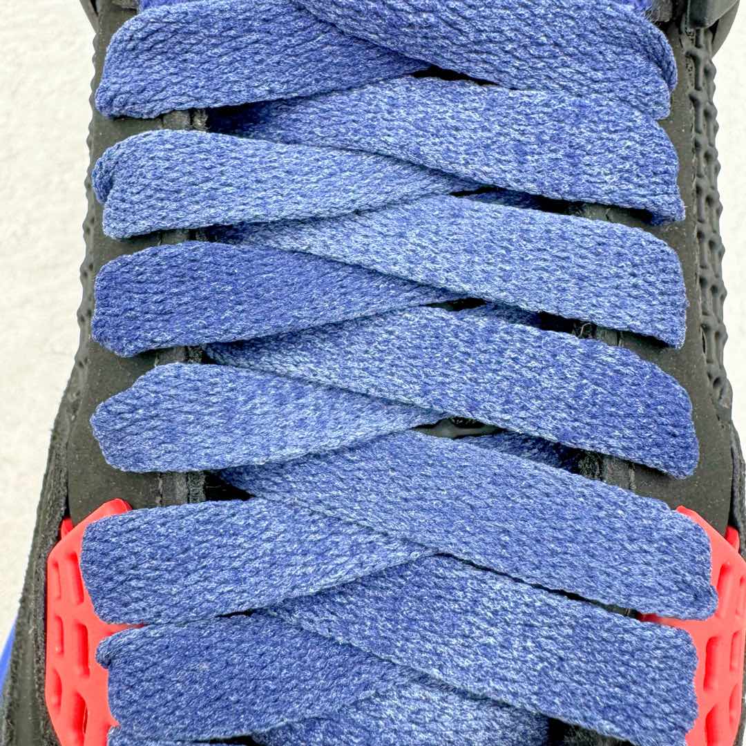 图片[15]-＃KZ神版 Air Jordan AJ4 Rare Air Laser 黑蓝红 FV5029-003 独家外贸特供尺码含 45.5 49.5 50.5 国内外口碑最好最推荐的产品 市场中端王者 亲自操刀耗时半年巨作 全套原纸板楦头开发 确保原汁原味 完美呈现四代版型 一比一鞋头弧度高度鞋身弧度 此版本只针对中端市场 皮料材质有所更替 其他数据细节工艺流程均保持一致 绝不口嗨 细节品控鞋型随意秒杀市面3XX 4XX 原厂TPU网格鞋带扣 正确内里网布 菱角分明不变形无多余毛边 柔软性质感一致于原鞋 市场唯一原厂鞋扣模具 背面可见隐藏注塑口 原厂织唛标 原厂飞人电绣工艺 尾指中部跳三针 独家绑鞋带手法 印刷中底布 四线拉帮 米色美纹纸贴合固定 进口港宝加持 后跟自然饱满 全鞋荧光划线卡点 追求极致完美 每一双都是工艺品 多重QC质检 超越公司货的品控标准 实实在在的免检产品 尺码：40 40.5 41 42 42.5 43 44 44.5 45 45.5 46 47.5 48.5 49.5 50.5-选品中心