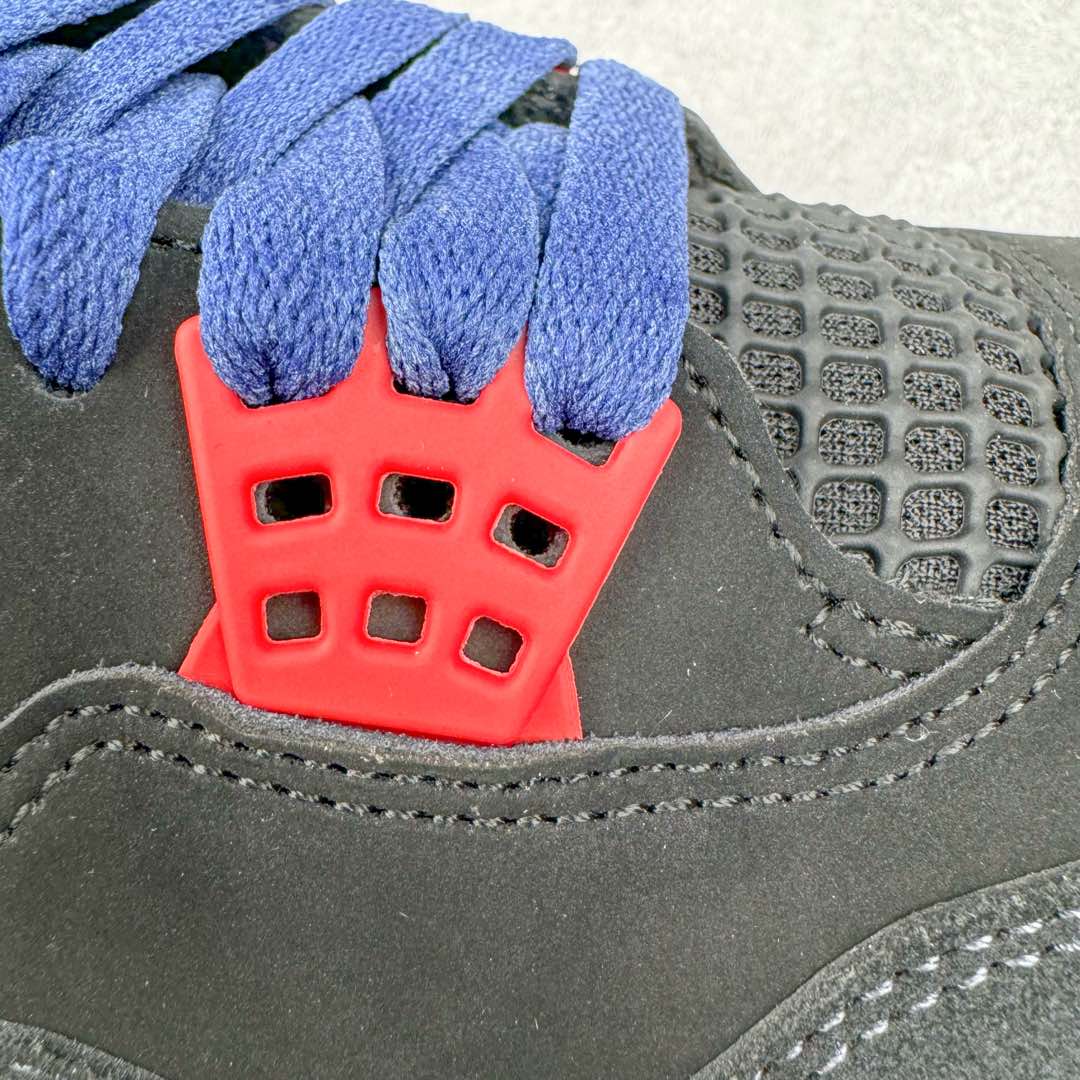 图片[19]-＃KZ神版 Air Jordan AJ4 Rare Air Laser 黑蓝红 FV5029-003 独家外贸特供尺码含 45.5 49.5 50.5 国内外口碑最好最推荐的产品 市场中端王者 亲自操刀耗时半年巨作 全套原纸板楦头开发 确保原汁原味 完美呈现四代版型 一比一鞋头弧度高度鞋身弧度 此版本只针对中端市场 皮料材质有所更替 其他数据细节工艺流程均保持一致 绝不口嗨 细节品控鞋型随意秒杀市面3XX 4XX 原厂TPU网格鞋带扣 正确内里网布 菱角分明不变形无多余毛边 柔软性质感一致于原鞋 市场唯一原厂鞋扣模具 背面可见隐藏注塑口 原厂织唛标 原厂飞人电绣工艺 尾指中部跳三针 独家绑鞋带手法 印刷中底布 四线拉帮 米色美纹纸贴合固定 进口港宝加持 后跟自然饱满 全鞋荧光划线卡点 追求极致完美 每一双都是工艺品 多重QC质检 超越公司货的品控标准 实实在在的免检产品 尺码：40 40.5 41 42 42.5 43 44 44.5 45 45.5 46 47.5 48.5 49.5 50.5-选品中心