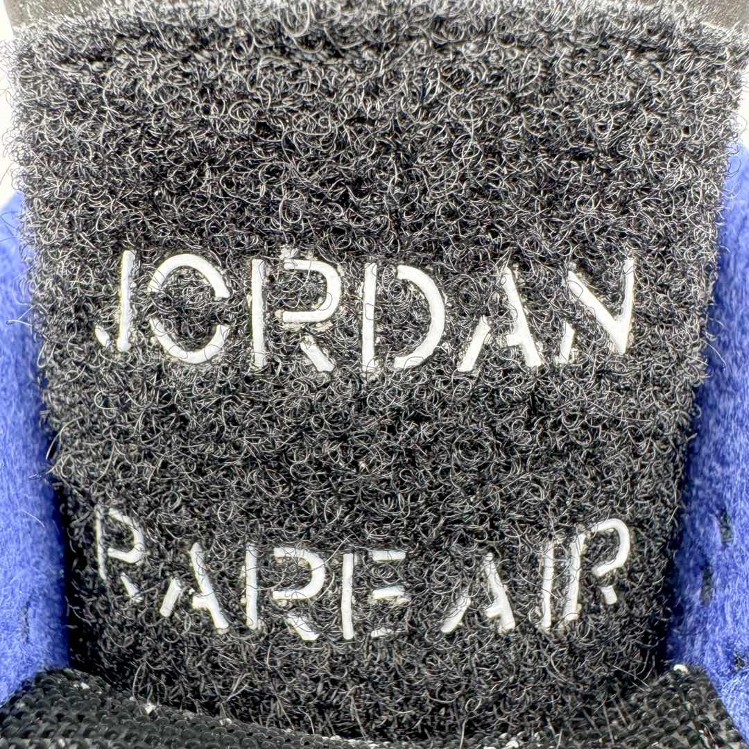 图片[13]-＃KZ神版 Air Jordan AJ4 Rare Air Laser 黑蓝红 FV5029-003 独家外贸特供尺码含 45.5 49.5 50.5 国内外口碑最好最推荐的产品 市场中端王者 亲自操刀耗时半年巨作 全套原纸板楦头开发 确保原汁原味 完美呈现四代版型 一比一鞋头弧度高度鞋身弧度 此版本只针对中端市场 皮料材质有所更替 其他数据细节工艺流程均保持一致 绝不口嗨 细节品控鞋型随意秒杀市面3XX 4XX 原厂TPU网格鞋带扣 正确内里网布 菱角分明不变形无多余毛边 柔软性质感一致于原鞋 市场唯一原厂鞋扣模具 背面可见隐藏注塑口 原厂织唛标 原厂飞人电绣工艺 尾指中部跳三针 独家绑鞋带手法 印刷中底布 四线拉帮 米色美纹纸贴合固定 进口港宝加持 后跟自然饱满 全鞋荧光划线卡点 追求极致完美 每一双都是工艺品 多重QC质检 超越公司货的品控标准 实实在在的免检产品 尺码：40 40.5 41 42 42.5 43 44 44.5 45 45.5 46 47.5 48.5 49.5 50.5-选品中心