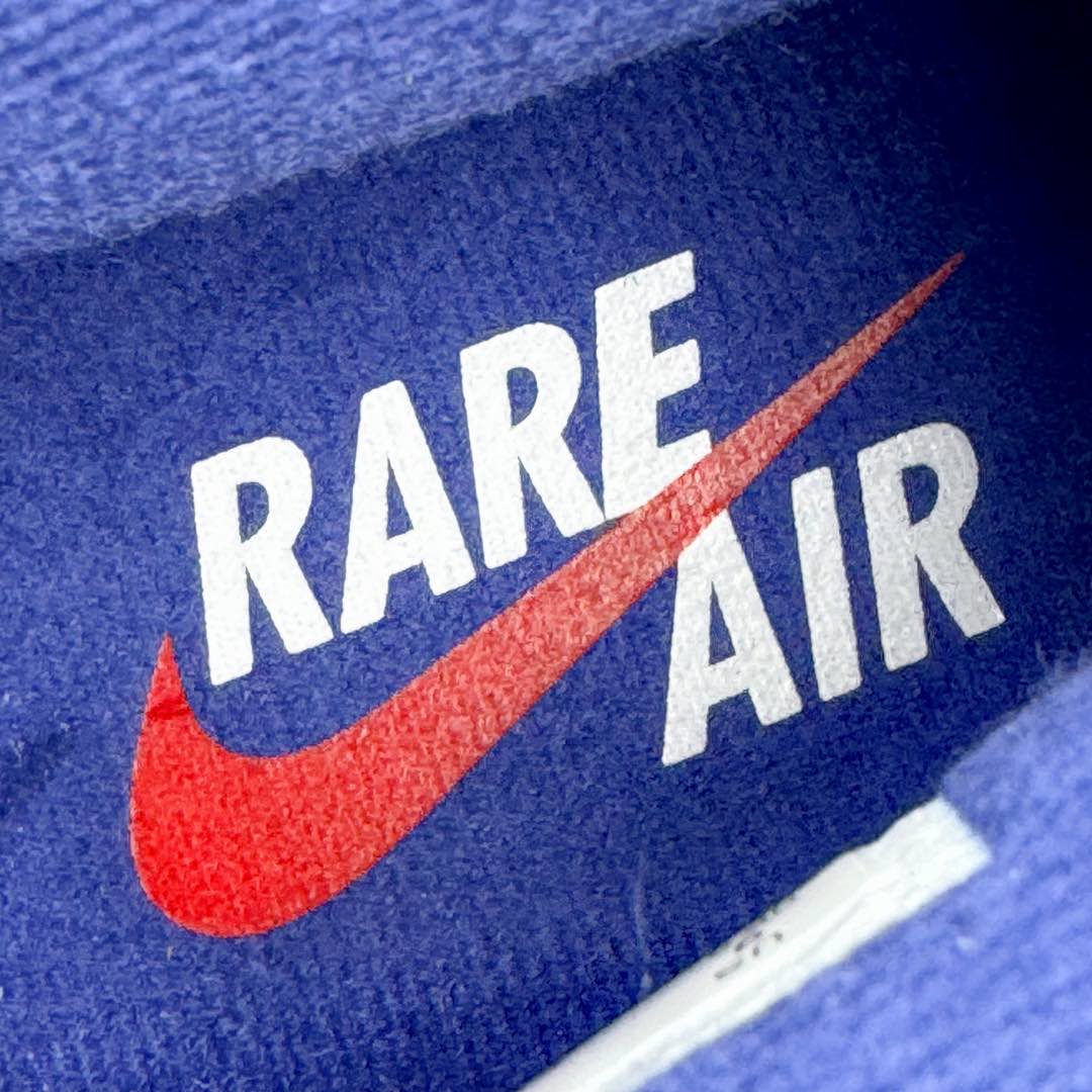 图片[10]-＃KZ神版 Air Jordan AJ4 Rare Air Laser 黑蓝红 FV5029-003 独家外贸特供尺码含 45.5 49.5 50.5 国内外口碑最好最推荐的产品 市场中端王者 亲自操刀耗时半年巨作 全套原纸板楦头开发 确保原汁原味 完美呈现四代版型 一比一鞋头弧度高度鞋身弧度 此版本只针对中端市场 皮料材质有所更替 其他数据细节工艺流程均保持一致 绝不口嗨 细节品控鞋型随意秒杀市面3XX 4XX 原厂TPU网格鞋带扣 正确内里网布 菱角分明不变形无多余毛边 柔软性质感一致于原鞋 市场唯一原厂鞋扣模具 背面可见隐藏注塑口 原厂织唛标 原厂飞人电绣工艺 尾指中部跳三针 独家绑鞋带手法 印刷中底布 四线拉帮 米色美纹纸贴合固定 进口港宝加持 后跟自然饱满 全鞋荧光划线卡点 追求极致完美 每一双都是工艺品 多重QC质检 超越公司货的品控标准 实实在在的免检产品 尺码：40 40.5 41 42 42.5 43 44 44.5 45 45.5 46 47.5 48.5 49.5 50.5-选品中心