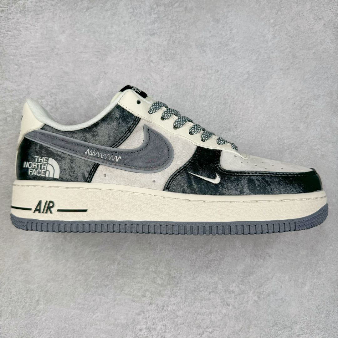 NK Air Force 1´07 Low 空军一号低帮百搭休闲运动板鞋 KK1333-012 柔软、弹性十足的缓震性能和出色的中底设计 横跨复古与现代的外型结合 造就出风靡全球 三十多年的Force 1 直到今天还深受青睐 尺码:36 36.5 37.5 38 38.5 39 40 40.5 41 42 42.5 43 44 44.5 45-选品中心