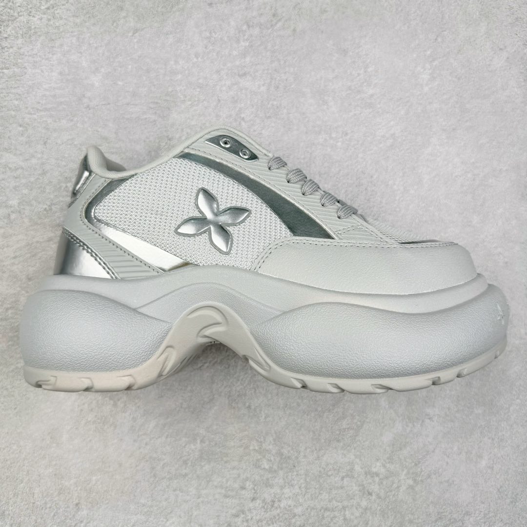 SMFK 2024最新火爆增高小白鞋板鞋 SMFK成立于2016年 一直在做中国品牌 中国设计 中国制造 品牌注重舒适和体验 在设计上追求unisex free size design for all并且尝试一些关于SMFK的风格 在乎每个产品的细节开发 很多部分我们采用手工制作 在相同中又存在不同 不破不立 尺码：35 36 37 38 39 40-选品中心