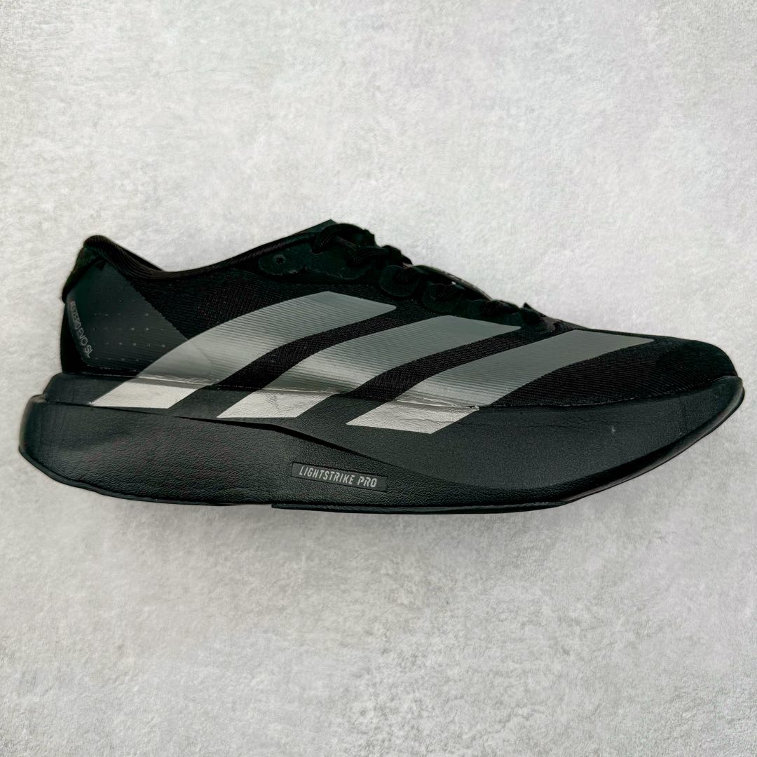 AD Adizero Eva SL M 零度进化版系列低帮轻便透气竞速休闲运动慢跑鞋 JP7147 相信大家对去年 adidas 横空出世的「顶级超跑」adiZero Adios Pro EVO 1 记忆犹新！不仅登顶阿迪史上最轻跑鞋宝座，更在接下来的全球马拉松赛事中，持续书写着惊人成绩，被网友戏称新一代「阿迪神鞋」全网刷屏！极简设计语言与强烈速度感和存在感的鞋侧三线，让人过目不忘，特别种草！其中定位于中长跑训练的 adidas Adizero Evo SL，整体外观造型与 adiZero Adios Pro EVO 1 非常相似。中底配置方面搭载全掌 Lightstrike Pro，鞋面采用透气网面示人，契合日常训练鞋的定位，更加耐用。外底给到了马牌橡胶，及类似上代竞速旗舰 adidas Adizero Adios Pro 3 区域分布。整体看下来无论是外观的鲜明辨识度，还是配置的扎实程度都很顶。尺码：36 36⅔ 37⅓ 38 38⅔ 39⅓ 40 40⅔ 41⅓ 42 42⅔ 43⅓ 44 45-选品中心