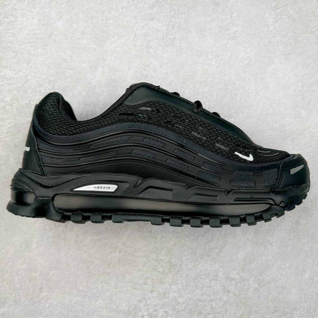 ＃纯原 Comme des Garçons Homme Plus x NK Air Max TL 2.5 Pack 联名减震气垫跑步鞋 HJ6539-001 在 2024 年巴黎时装周上，CDG Homme Plus 与 Nike 合作鞋款迎来曝光，共有三种颜色，将 CDG Homme Plus 的前卫时尚与 Nike 标志性的 Air Max 设计融合。三种配色方案包括黑 / 白、三重黑和三重白。每款配色均采用透气网眼布和皮革材料，确保了穿着的轻盈与耐用。前掌和后跟上的迷你 Swoosh 标志，彰显了 Nike 品牌的经典元素。后跟和鞋垫上有 CDG 品牌标识，进一步强调了此次的合作身份。所有鞋款均采用与鞋身同色的橡胶外底设计，搭配全掌 Air Max 气垫，提供卓越的缓震性能和舒适体验。尺码：36 36.5 37.5 38 38.5 39 40 40.5 41 42 42.5 43 44 44.5 45-选品中心