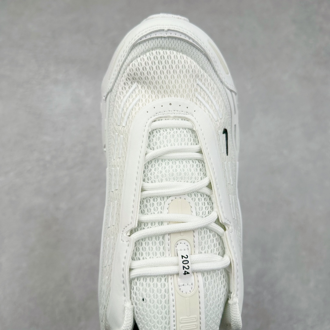 图片[4]-＃纯原 Comme des Garçons Homme Plus x NK Air Max TL 2.5 Pack 联名减震气垫跑步鞋 HJ6539-100 在 2024 年巴黎时装周上，CDG Homme Plus 与 Nike 合作鞋款迎来曝光，共有三种颜色，将 CDG Homme Plus 的前卫时尚与 Nike 标志性的 Air Max 设计融合。三种配色方案包括黑 / 白、三重黑和三重白。每款配色均采用透气网眼布和皮革材料，确保了穿着的轻盈与耐用。前掌和后跟上的迷你 Swoosh 标志，彰显了 Nike 品牌的经典元素。后跟和鞋垫上有 CDG 品牌标识，进一步强调了此次的合作身份。所有鞋款均采用与鞋身同色的橡胶外底设计，搭配全掌 Air Max 气垫，提供卓越的缓震性能和舒适体验。尺码：36 36.5 37.5 38 38.5 39 40 40.5 41 42 42.5 43 44 44.5 45-选品中心