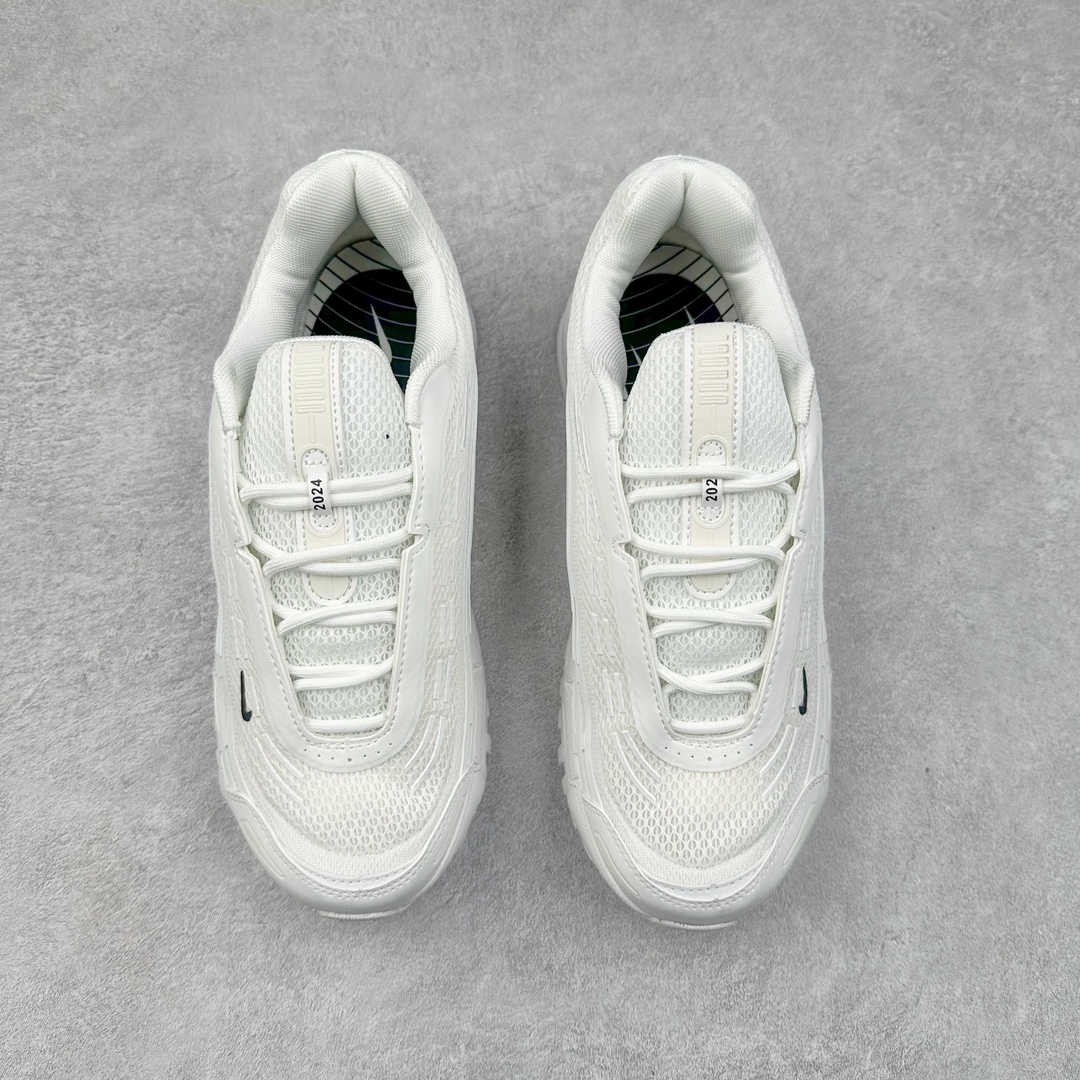 图片[2]-＃纯原 Comme des Garçons Homme Plus x NK Air Max TL 2.5 Pack 联名减震气垫跑步鞋 HJ6539-100 在 2024 年巴黎时装周上，CDG Homme Plus 与 Nike 合作鞋款迎来曝光，共有三种颜色，将 CDG Homme Plus 的前卫时尚与 Nike 标志性的 Air Max 设计融合。三种配色方案包括黑 / 白、三重黑和三重白。每款配色均采用透气网眼布和皮革材料，确保了穿着的轻盈与耐用。前掌和后跟上的迷你 Swoosh 标志，彰显了 Nike 品牌的经典元素。后跟和鞋垫上有 CDG 品牌标识，进一步强调了此次的合作身份。所有鞋款均采用与鞋身同色的橡胶外底设计，搭配全掌 Air Max 气垫，提供卓越的缓震性能和舒适体验。尺码：36 36.5 37.5 38 38.5 39 40 40.5 41 42 42.5 43 44 44.5 45-选品中心