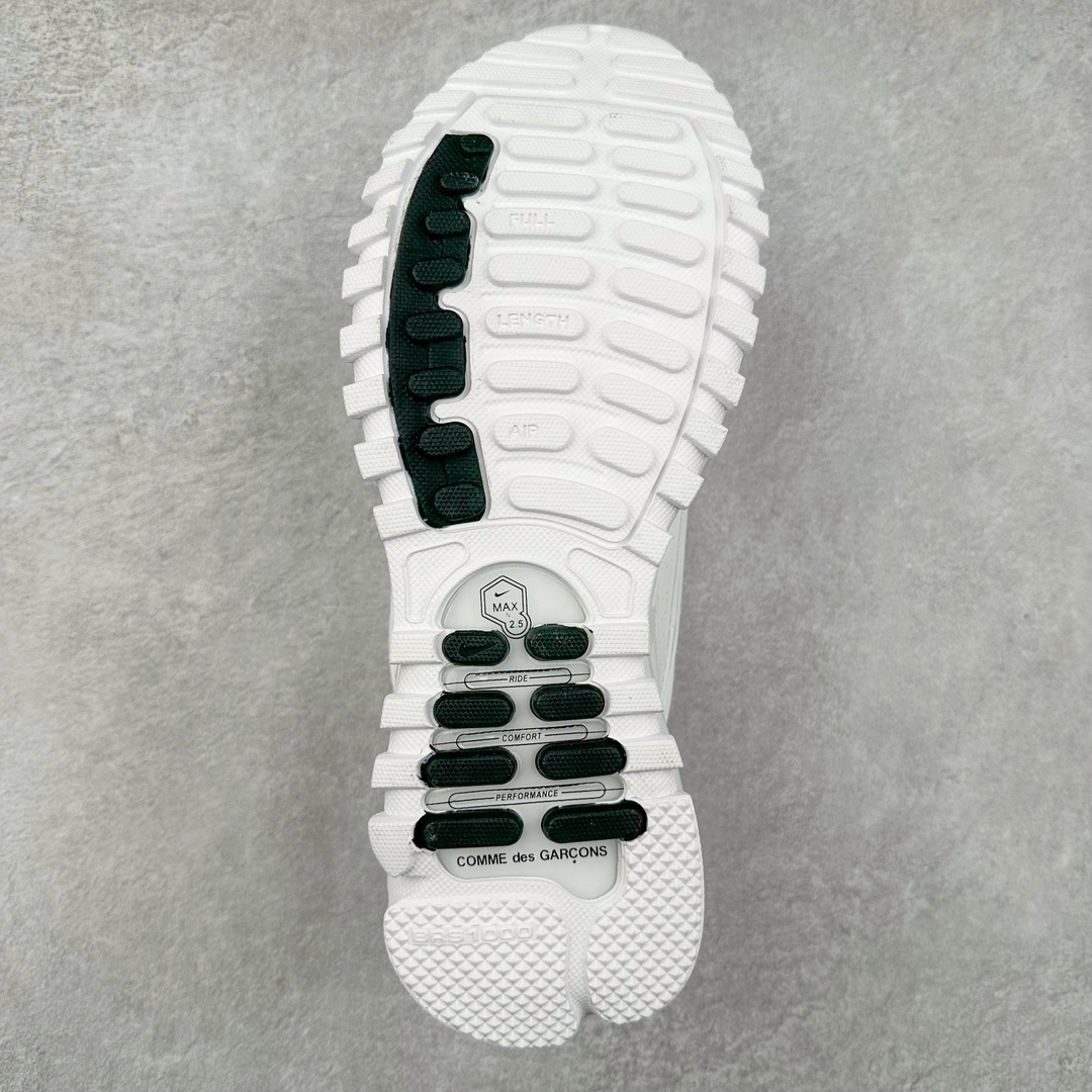 图片[9]-＃纯原 Comme des Garçons Homme Plus x NK Air Max TL 2.5 Pack 联名减震气垫跑步鞋 HJ6539-100 在 2024 年巴黎时装周上，CDG Homme Plus 与 Nike 合作鞋款迎来曝光，共有三种颜色，将 CDG Homme Plus 的前卫时尚与 Nike 标志性的 Air Max 设计融合。三种配色方案包括黑 / 白、三重黑和三重白。每款配色均采用透气网眼布和皮革材料，确保了穿着的轻盈与耐用。前掌和后跟上的迷你 Swoosh 标志，彰显了 Nike 品牌的经典元素。后跟和鞋垫上有 CDG 品牌标识，进一步强调了此次的合作身份。所有鞋款均采用与鞋身同色的橡胶外底设计，搭配全掌 Air Max 气垫，提供卓越的缓震性能和舒适体验。尺码：36 36.5 37.5 38 38.5 39 40 40.5 41 42 42.5 43 44 44.5 45-选品中心