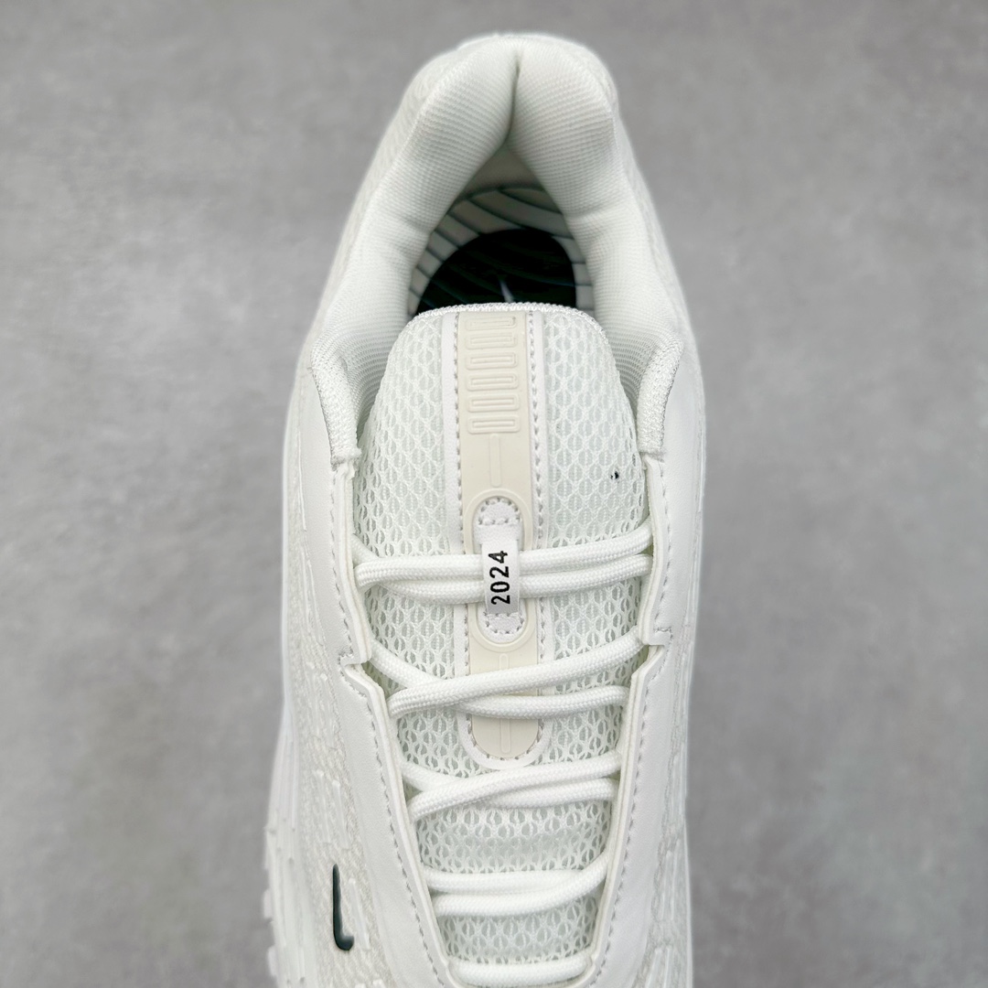 图片[5]-＃纯原 Comme des Garçons Homme Plus x NK Air Max TL 2.5 Pack 联名减震气垫跑步鞋 HJ6539-100 在 2024 年巴黎时装周上，CDG Homme Plus 与 Nike 合作鞋款迎来曝光，共有三种颜色，将 CDG Homme Plus 的前卫时尚与 Nike 标志性的 Air Max 设计融合。三种配色方案包括黑 / 白、三重黑和三重白。每款配色均采用透气网眼布和皮革材料，确保了穿着的轻盈与耐用。前掌和后跟上的迷你 Swoosh 标志，彰显了 Nike 品牌的经典元素。后跟和鞋垫上有 CDG 品牌标识，进一步强调了此次的合作身份。所有鞋款均采用与鞋身同色的橡胶外底设计，搭配全掌 Air Max 气垫，提供卓越的缓震性能和舒适体验。尺码：36 36.5 37.5 38 38.5 39 40 40.5 41 42 42.5 43 44 44.5 45-选品中心