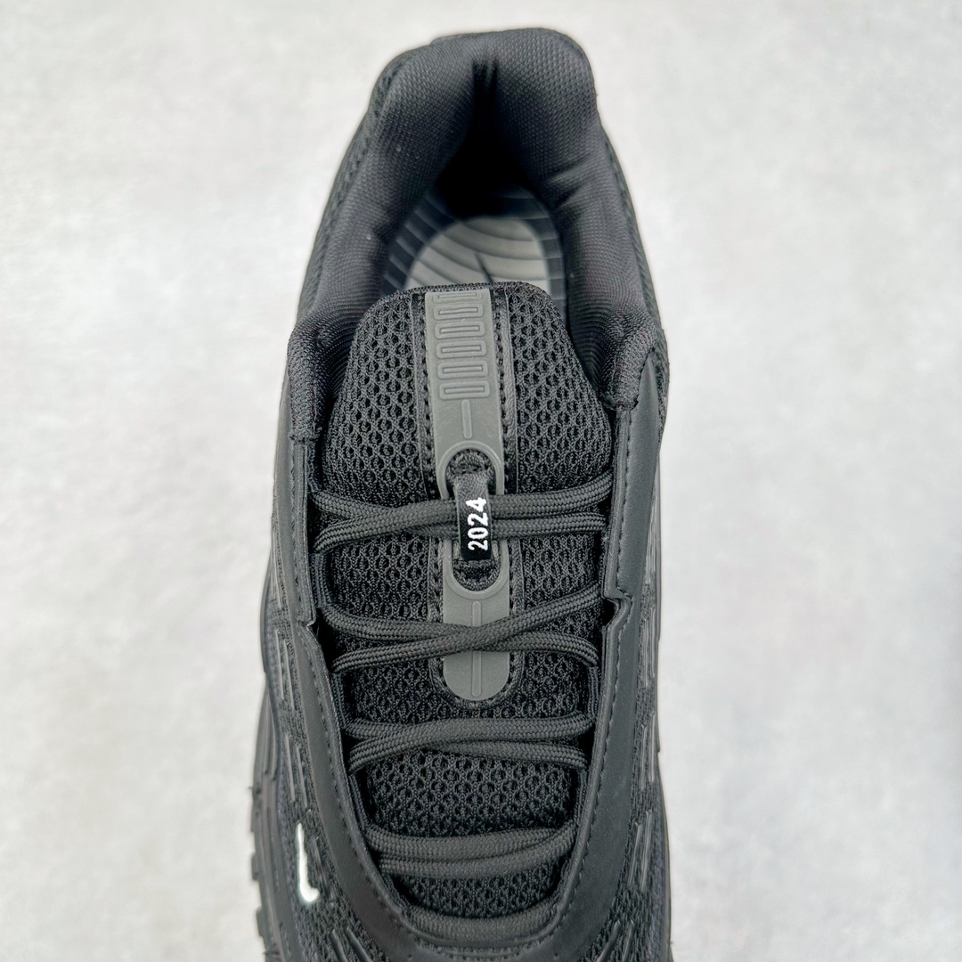 图片[5]-＃纯原 Comme des Garçons Homme Plus x NK Air Max TL 2.5 Pack 联名减震气垫跑步鞋 HJ6539-001 在 2024 年巴黎时装周上，CDG Homme Plus 与 Nike 合作鞋款迎来曝光，共有三种颜色，将 CDG Homme Plus 的前卫时尚与 Nike 标志性的 Air Max 设计融合。三种配色方案包括黑 / 白、三重黑和三重白。每款配色均采用透气网眼布和皮革材料，确保了穿着的轻盈与耐用。前掌和后跟上的迷你 Swoosh 标志，彰显了 Nike 品牌的经典元素。后跟和鞋垫上有 CDG 品牌标识，进一步强调了此次的合作身份。所有鞋款均采用与鞋身同色的橡胶外底设计，搭配全掌 Air Max 气垫，提供卓越的缓震性能和舒适体验。尺码：36 36.5 37.5 38 38.5 39 40 40.5 41 42 42.5 43 44 44.5 45-选品中心