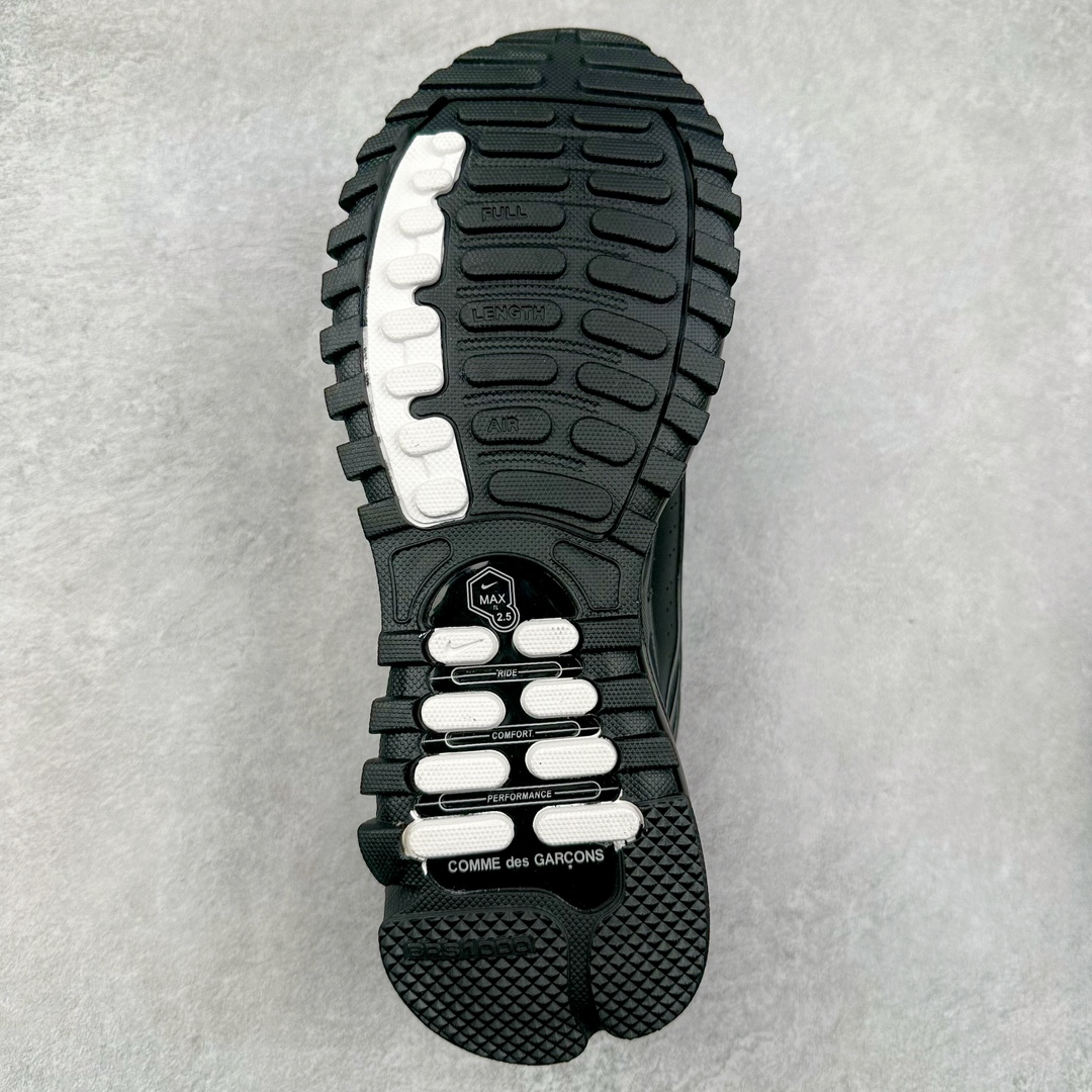 图片[9]-＃纯原 Comme des Garçons Homme Plus x NK Air Max TL 2.5 Pack 联名减震气垫跑步鞋 HJ6539-001 在 2024 年巴黎时装周上，CDG Homme Plus 与 Nike 合作鞋款迎来曝光，共有三种颜色，将 CDG Homme Plus 的前卫时尚与 Nike 标志性的 Air Max 设计融合。三种配色方案包括黑 / 白、三重黑和三重白。每款配色均采用透气网眼布和皮革材料，确保了穿着的轻盈与耐用。前掌和后跟上的迷你 Swoosh 标志，彰显了 Nike 品牌的经典元素。后跟和鞋垫上有 CDG 品牌标识，进一步强调了此次的合作身份。所有鞋款均采用与鞋身同色的橡胶外底设计，搭配全掌 Air Max 气垫，提供卓越的缓震性能和舒适体验。尺码：36 36.5 37.5 38 38.5 39 40 40.5 41 42 42.5 43 44 44.5 45-选品中心