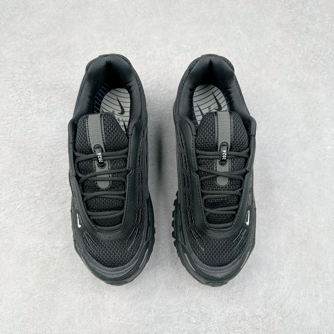 图片[2]-＃纯原 Comme des Garçons Homme Plus x NK Air Max TL 2.5 Pack 联名减震气垫跑步鞋 HJ6539-001 在 2024 年巴黎时装周上，CDG Homme Plus 与 Nike 合作鞋款迎来曝光，共有三种颜色，将 CDG Homme Plus 的前卫时尚与 Nike 标志性的 Air Max 设计融合。三种配色方案包括黑 / 白、三重黑和三重白。每款配色均采用透气网眼布和皮革材料，确保了穿着的轻盈与耐用。前掌和后跟上的迷你 Swoosh 标志，彰显了 Nike 品牌的经典元素。后跟和鞋垫上有 CDG 品牌标识，进一步强调了此次的合作身份。所有鞋款均采用与鞋身同色的橡胶外底设计，搭配全掌 Air Max 气垫，提供卓越的缓震性能和舒适体验。尺码：36 36.5 37.5 38 38.5 39 40 40.5 41 42 42.5 43 44 44.5 45-选品中心