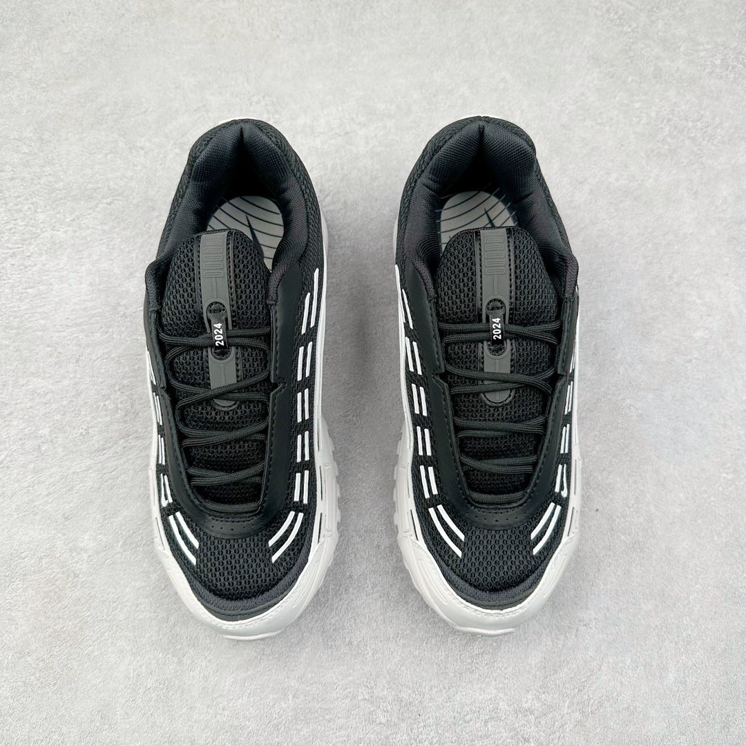 图片[2]-＃纯原 Comme des Garçons Homme Plus x NK Air Max TL 2.5 Pack 联名减震气垫跑步鞋 HJ6539-101 在 2024 年巴黎时装周上，CDG Homme Plus 与 Nike 合作鞋款迎来曝光，共有三种颜色，将 CDG Homme Plus 的前卫时尚与 Nike 标志性的 Air Max 设计融合。三种配色方案包括黑 / 白、三重黑和三重白。每款配色均采用透气网眼布和皮革材料，确保了穿着的轻盈与耐用。前掌和后跟上的迷你 Swoosh 标志，彰显了 Nike 品牌的经典元素。后跟和鞋垫上有 CDG 品牌标识，进一步强调了此次的合作身份。所有鞋款均采用与鞋身同色的橡胶外底设计，搭配全掌 Air Max 气垫，提供卓越的缓震性能和舒适体验。尺码：36 36.5 37.5 38 38.5 39 40 40.5 41 42 42.5 43 44 44.5 45-选品中心