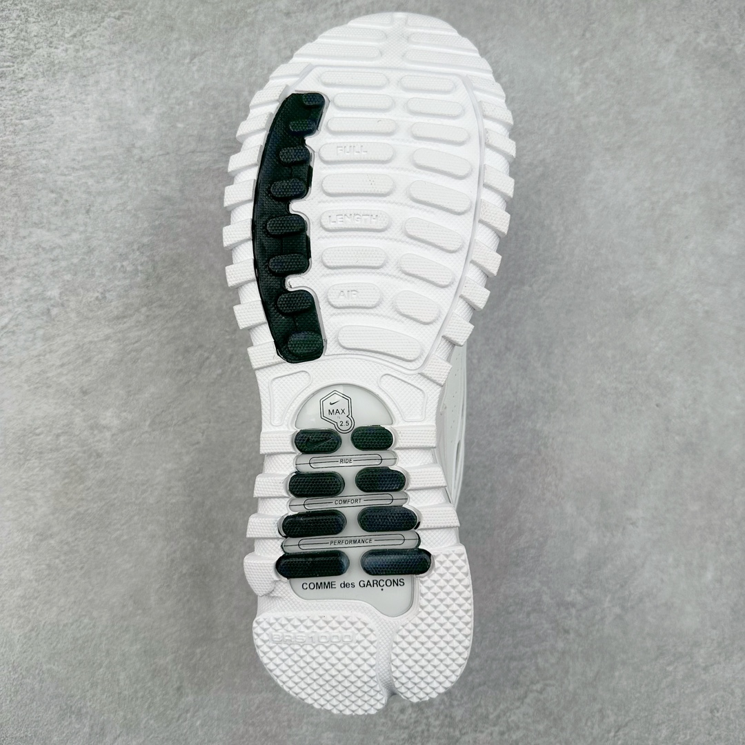 图片[9]-＃纯原 Comme des Garçons Homme Plus x NK Air Max TL 2.5 Pack 联名减震气垫跑步鞋 HJ6539-101 在 2024 年巴黎时装周上，CDG Homme Plus 与 Nike 合作鞋款迎来曝光，共有三种颜色，将 CDG Homme Plus 的前卫时尚与 Nike 标志性的 Air Max 设计融合。三种配色方案包括黑 / 白、三重黑和三重白。每款配色均采用透气网眼布和皮革材料，确保了穿着的轻盈与耐用。前掌和后跟上的迷你 Swoosh 标志，彰显了 Nike 品牌的经典元素。后跟和鞋垫上有 CDG 品牌标识，进一步强调了此次的合作身份。所有鞋款均采用与鞋身同色的橡胶外底设计，搭配全掌 Air Max 气垫，提供卓越的缓震性能和舒适体验。尺码：36 36.5 37.5 38 38.5 39 40 40.5 41 42 42.5 43 44 44.5 45-选品中心