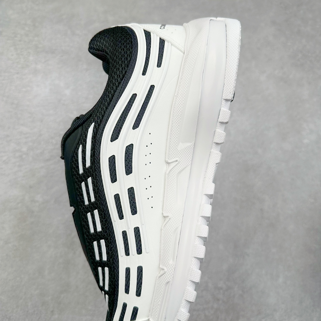 图片[7]-＃纯原 Comme des Garçons Homme Plus x NK Air Max TL 2.5 Pack 联名减震气垫跑步鞋 HJ6539-101 在 2024 年巴黎时装周上，CDG Homme Plus 与 Nike 合作鞋款迎来曝光，共有三种颜色，将 CDG Homme Plus 的前卫时尚与 Nike 标志性的 Air Max 设计融合。三种配色方案包括黑 / 白、三重黑和三重白。每款配色均采用透气网眼布和皮革材料，确保了穿着的轻盈与耐用。前掌和后跟上的迷你 Swoosh 标志，彰显了 Nike 品牌的经典元素。后跟和鞋垫上有 CDG 品牌标识，进一步强调了此次的合作身份。所有鞋款均采用与鞋身同色的橡胶外底设计，搭配全掌 Air Max 气垫，提供卓越的缓震性能和舒适体验。尺码：36 36.5 37.5 38 38.5 39 40 40.5 41 42 42.5 43 44 44.5 45-选品中心