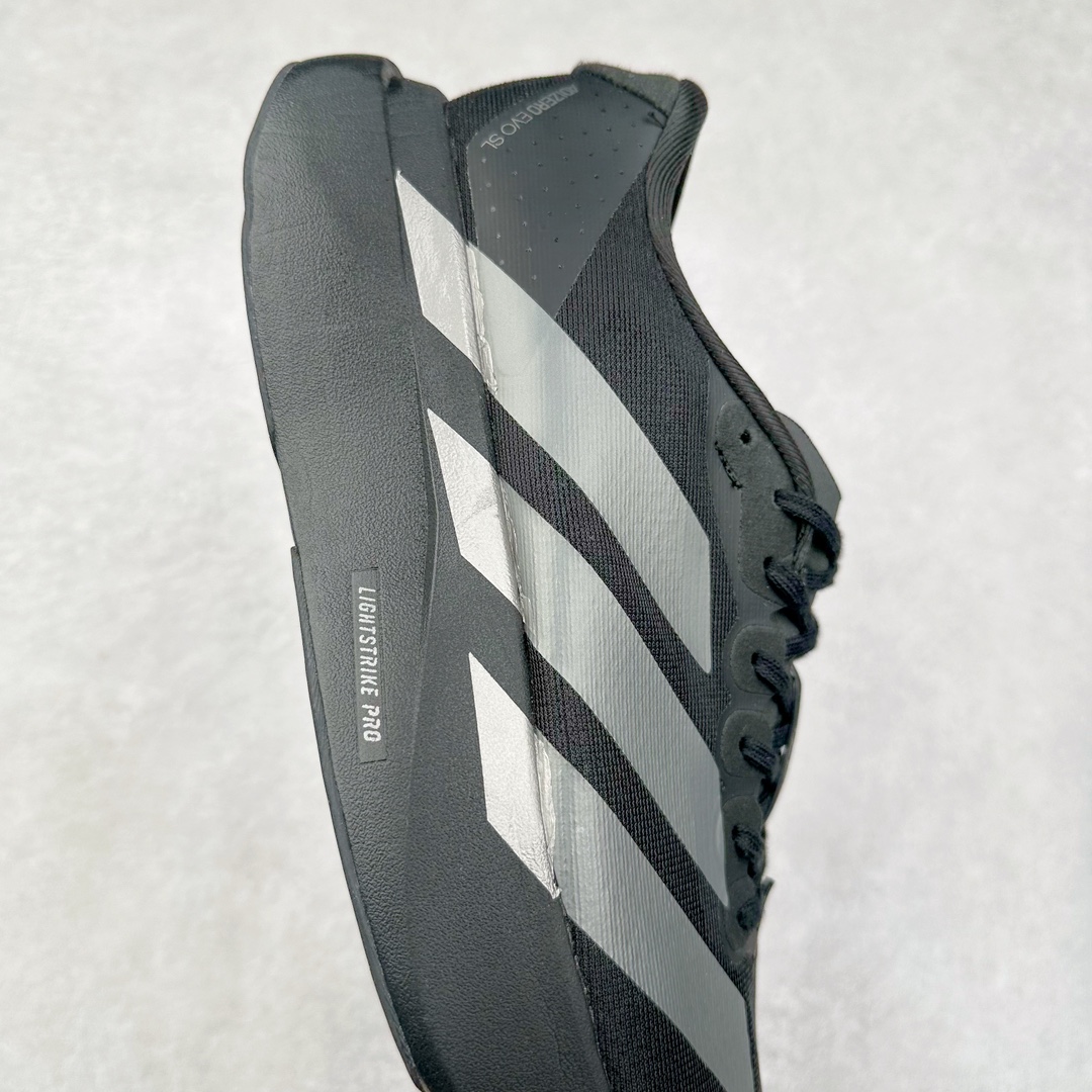 图片[6]-AD Adizero Eva SL M 零度进化版系列低帮轻便透气竞速休闲运动慢跑鞋 JP7147 相信大家对去年 adidas 横空出世的「顶级超跑」adiZero Adios Pro EVO 1 记忆犹新！不仅登顶阿迪史上最轻跑鞋宝座，更在接下来的全球马拉松赛事中，持续书写着惊人成绩，被网友戏称新一代「阿迪神鞋」全网刷屏！极简设计语言与强烈速度感和存在感的鞋侧三线，让人过目不忘，特别种草！其中定位于中长跑训练的 adidas Adizero Evo SL，整体外观造型与 adiZero Adios Pro EVO 1 非常相似。中底配置方面搭载全掌 Lightstrike Pro，鞋面采用透气网面示人，契合日常训练鞋的定位，更加耐用。外底给到了马牌橡胶，及类似上代竞速旗舰 adidas Adizero Adios Pro 3 区域分布。整体看下来无论是外观的鲜明辨识度，还是配置的扎实程度都很顶。尺码：36 36⅔ 37⅓ 38 38⅔ 39⅓ 40 40⅔ 41⅓ 42 42⅔ 43⅓ 44 45-选品中心