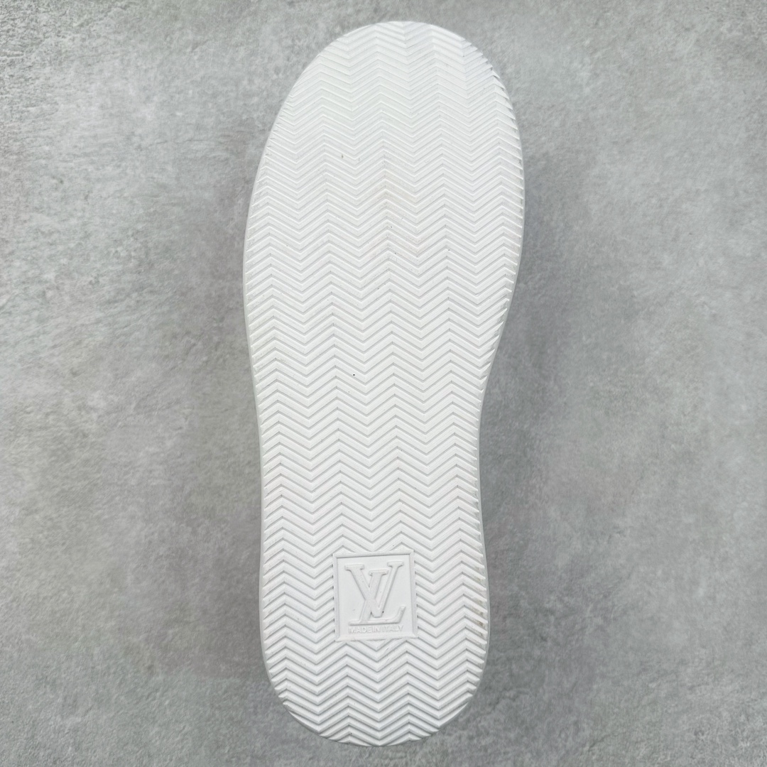 图片[9]-Louis vuitton beverly hills男士经典休闲运动鞋 款式为柔软牛皮革描摹经典 monogram 印花，塑造优雅鞋面。橡胶外底厚实而不失轻盈，其上点缀路易威登标识压纹。加衬内底和科技内衬再度升级舒适体验。意大利进口小牛皮内里高档舒适，原版大底轻盈耐磨！纯手工制作，细节决定品质 路易威登 -高端品质 原单-鞋面：🔝纳帕小牛皮、高周波品牌logo-内里：高弹力帆布布匹，牛皮垫脚-大底：超轻🌲tpu发泡🌲成型大底-超高品控·做工精细：凸显(高端·贵气·档次) 尺码：38-45-选品中心