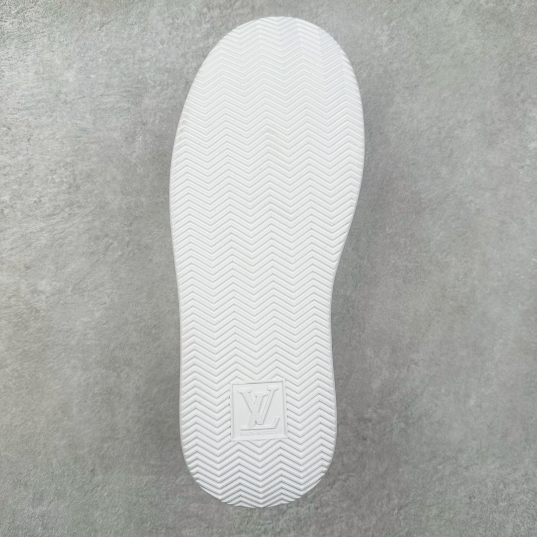 图片[9]-Louis vuitton beverly hills男士经典休闲运动鞋 款式为柔软牛皮革描摹经典 monogram 印花，塑造优雅鞋面。橡胶外底厚实而不失轻盈，其上点缀路易威登标识压纹。加衬内底和科技内衬再度升级舒适体验。意大利进口小牛皮内里高档舒适，原版大底轻盈耐磨！纯手工制作，细节决定品质 路易威登 -高端品质 原单-鞋面：🔝纳帕小牛皮、高周波品牌logo-内里：高弹力帆布布匹，牛皮垫脚-大底：超轻🌲tpu发泡🌲成型大底-超高品控·做工精细：凸显(高端·贵气·档次) 尺码：38-45-选品中心