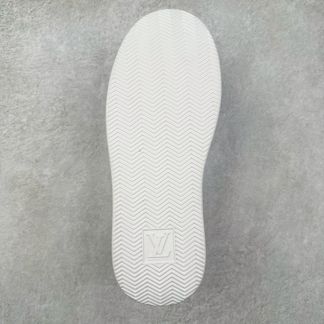 图片[9]-Louis vuitton beverly hills男士经典休闲运动鞋 款式为柔软牛皮革描摹经典 monogram 印花，塑造优雅鞋面。橡胶外底厚实而不失轻盈，其上点缀路易威登标识压纹。加衬内底和科技内衬再度升级舒适体验。意大利进口小牛皮内里高档舒适，原版大底轻盈耐磨！纯手工制作，细节决定品质 路易威登 -高端品质 原单-鞋面：🔝纳帕小牛皮、高周波品牌logo-内里：高弹力帆布布匹，牛皮垫脚-大底：超轻🌲tpu发泡🌲成型大底-超高品控·做工精细：凸显(高端·贵气·档次) 尺码：38-45-选品中心