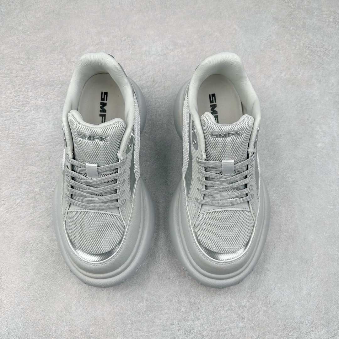 图片[2]-SMFK 2024最新火爆增高小白鞋板鞋 SMFK成立于2016年 一直在做中国品牌 中国设计 中国制造 品牌注重舒适和体验 在设计上追求unisex free size design for all并且尝试一些关于SMFK的风格 在乎每个产品的细节开发 很多部分我们采用手工制作 在相同中又存在不同 不破不立 尺码：35 36 37 38 39 40-选品中心