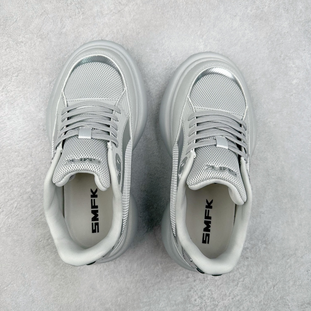 图片[3]-SMFK 2024最新火爆增高小白鞋板鞋 SMFK成立于2016年 一直在做中国品牌 中国设计 中国制造 品牌注重舒适和体验 在设计上追求unisex free size design for all并且尝试一些关于SMFK的风格 在乎每个产品的细节开发 很多部分我们采用手工制作 在相同中又存在不同 不破不立 尺码：35 36 37 38 39 40-选品中心