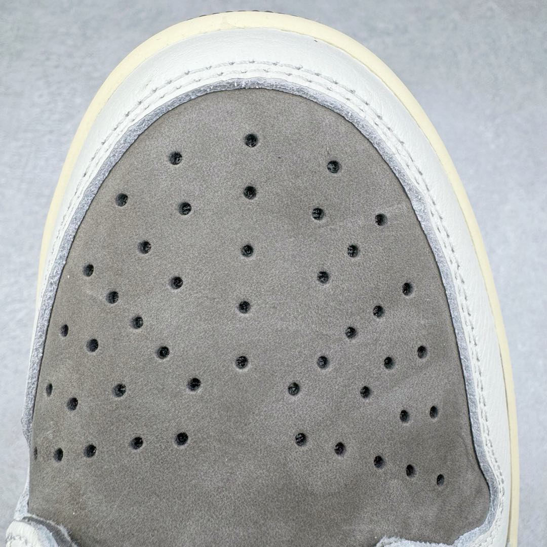 图片[17]-＃XC纯原福利 Travis Scott x Air Jordan AJ1 Low OG SP TS联名倒钩3.0低帮 白棕色 DM7866-162 工厂整单全码套现 清远全套加持 XC原厂全套原楦原纸板冲刀磨具开发 原厂皮料加持 原厂港宝加持定型后跟R度完美 同源原厂电绣 鬼脸飞翼针数密度立体效果一致 百分百一致原鞋 原厂拉帮工艺 针距密度一致 后跟弧度收口自然不对折 极致一眼正品既视感 进口玻璃冲刀皮料裁剪零毛边 全鞋电脑针车工艺 品控清洁度最高QC检验标准 免检产品 原厂订购鞋盒、鞋标、防尘纸、鞋撑、鞋带 追求极致的原厂味道 尺码：36 36.5 37.5 38 38.5 39 40 40.5 41 42 42.5 43 44 44.5 45 46 47.5-选品中心
