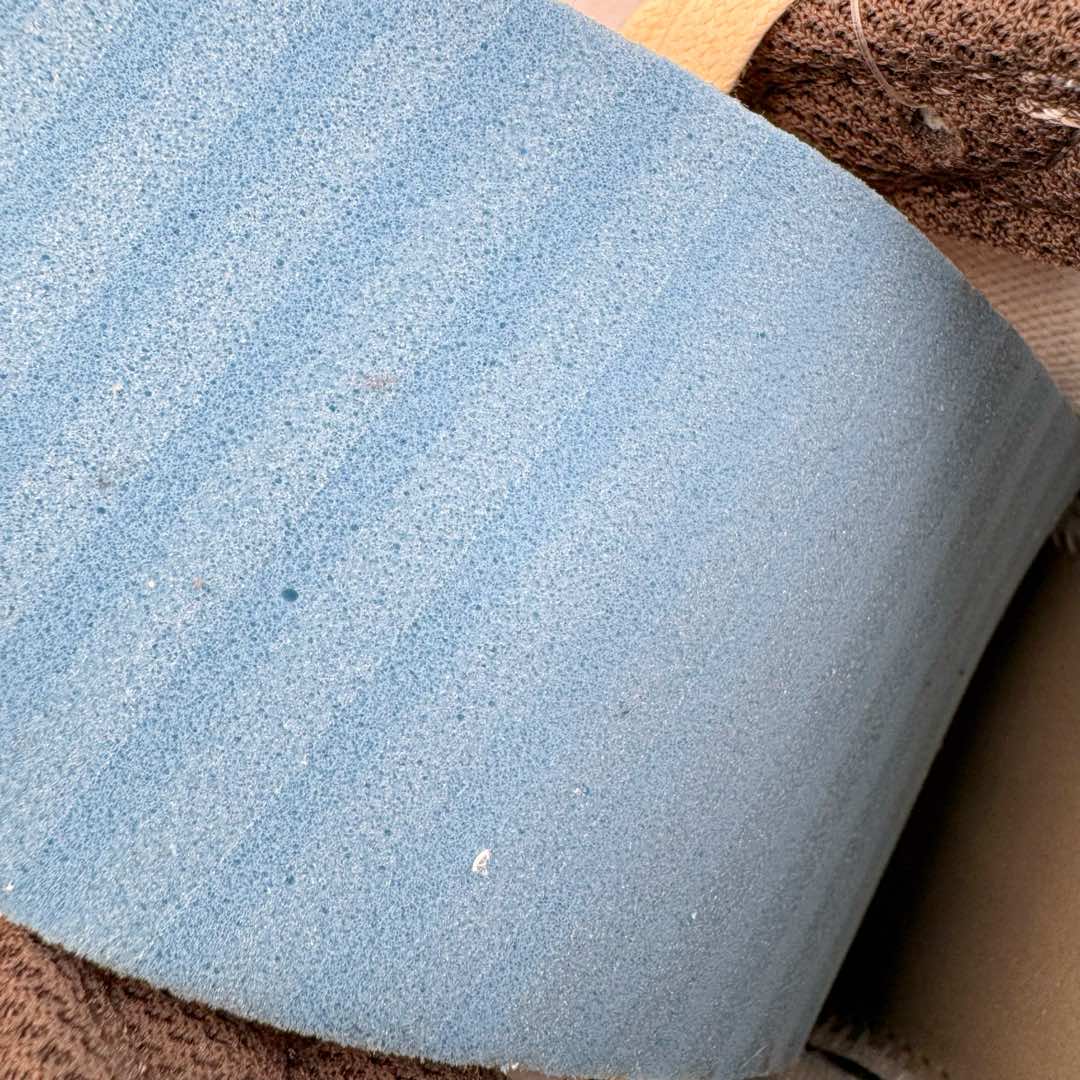 图片[13]-＃XC纯原福利 Travis Scott x Air Jordan AJ1 Low OG SP TS联名倒钩3.0低帮 白棕色 DM7866-162 工厂整单全码套现 清远全套加持 XC原厂全套原楦原纸板冲刀磨具开发 原厂皮料加持 原厂港宝加持定型后跟R度完美 同源原厂电绣 鬼脸飞翼针数密度立体效果一致 百分百一致原鞋 原厂拉帮工艺 针距密度一致 后跟弧度收口自然不对折 极致一眼正品既视感 进口玻璃冲刀皮料裁剪零毛边 全鞋电脑针车工艺 品控清洁度最高QC检验标准 免检产品 原厂订购鞋盒、鞋标、防尘纸、鞋撑、鞋带 追求极致的原厂味道 尺码：36 36.5 37.5 38 38.5 39 40 40.5 41 42 42.5 43 44 44.5 45 46 47.5-选品中心