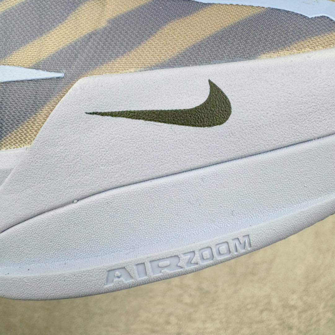 图片[15]-＃灭世 NK Ja 1 莫兰特一代实战篮球鞋 母校名人堂蓝色 IB4007-900 实战属性直接拉满 实战天花板上限再度提升 实战亲测-性能体验吊打国产同价位鞋款 增配前掌ZOOM TURBO➕抗扭片➕后掌马蹄ZOOM气垫（正品仅配置前掌长方形zoom气垫）采用科比4代鞋楦以及龙骨数据打造 小科4实至名归（完美解决正品压脚趾问题）鞋身➕鞋头增配高频补强层 提升鞋头以及脚踝支撑性 鞋垫采用科比4代元年高弹缓震垫材质-磨合一场直接贴合脚型 外底加厚2mm 升级止滑配方 磨合一次 抓地原地起飞 最强莫兰特一代有且只在灭世纯原（支持市场任意货品正面PK）真材实料 肉眼可见 革新升级绝非空穴来风 灭世纯原内外兼修 用态度诠释最强实战货品 缓震配置独家革新 实战属性直接拉满 实战天花板上限再度提升 实战亲测-性能体验吊打国产同价位鞋款 增配前掌ZOOM TURBO➕抗扭片➕后掌马蹄ZOOM气垫（正品仅配置前掌长方形zoom气垫）采用科比4代鞋楦以及龙骨数据打造 小科4实至名归（完美解决正品压脚趾问题）鞋身➕鞋头增配高频补强层 提升鞋头以及脚踝支撑性 鞋垫采用科比4代元年高弹缓震垫材质-磨合一场直接贴合脚型 外底加厚2mm 升级止滑配方 磨合一次 抓地原地起飞 最强莫兰特一代有且只在灭世纯原（支持市场任意货品正面PK）真材实料 肉眼可见 革新升级绝非空穴来风 灭世纯原内外兼修 用态度诠释最强实战货品 尺码：39 40 40.5 41 42 42.5 43 44 44.5 45 46-选品中心