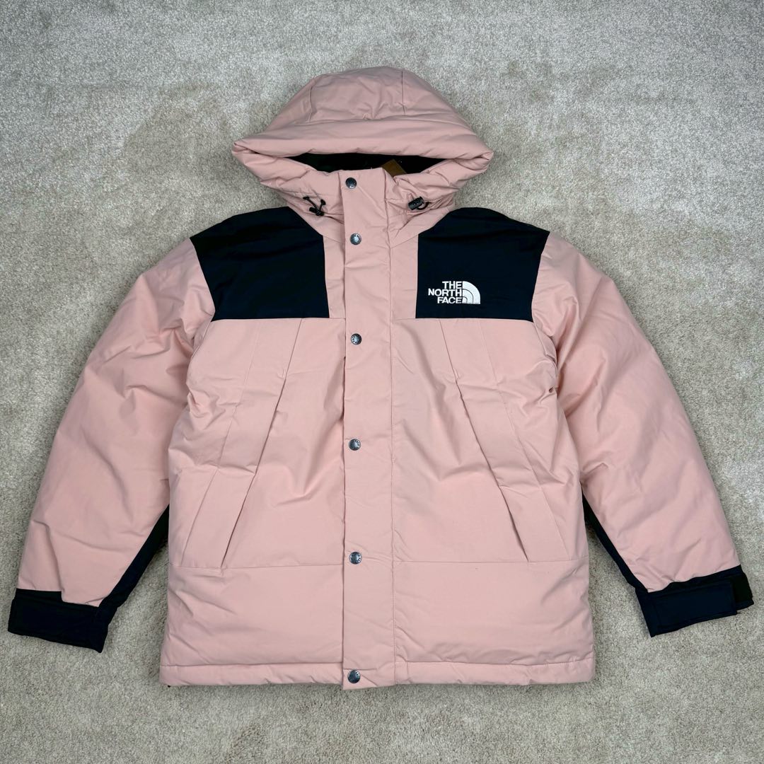 THE NORTH FACE Mountain FW24 Gore-Tex dryvent ULTIMATE 北面山脉系列防水面料刺绣LOGO防风保暖鹅绒连帽含羽绒外套男女同款 The North Face于1966年成立，一直致力于为户外运动员的每一次严酷探索提供专业装备。作为全球户外运动领导品牌，The NorthFace以经过专业运动员测试、适应各类户外需求的产品助力探索者不断超越自我，激发人类潜能。The North Face象征着众多山脉中更冷、更值得挑战的北坡。品牌标志则来自Half Dome，一座位于美国加州Yosemite NationalPark（优胜美地国家公园）里的山峰，中文名字取为「北面」，象征着不畏惧的户外探索精神。1997年，The North Face采用全新的宣传标语「Never Stop Exploring探索永不停止」，体现品牌的探索精神，成为品牌的座右铭。尺码：XS S M L XL 2XL-选品中心