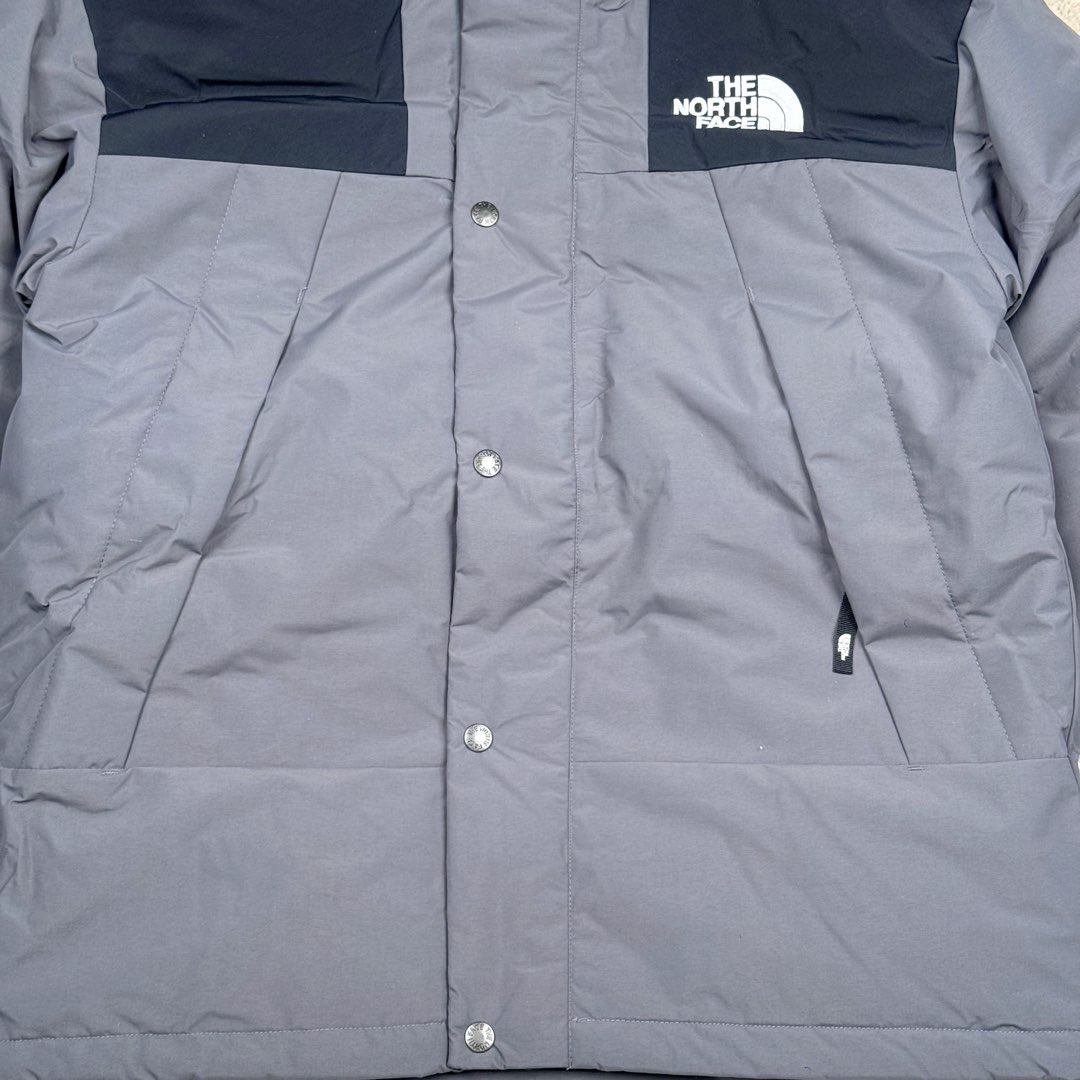 图片[8]-THE NORTH FACE Mountain FW24 Gore-Tex dryvent ULTIMATE 北面山脉系列防水面料刺绣LOGO防风保暖鹅绒连帽含羽绒外套男女同款 The North Face于1966年成立，一直致力于为户外运动员的每一次严酷探索提供专业装备。作为全球户外运动领导品牌，The NorthFace以经过专业运动员测试、适应各类户外需求的产品助力探索者不断超越自我，激发人类潜能。The North Face象征着众多山脉中更冷、更值得挑战的北坡。品牌标志则来自Half Dome，一座位于美国加州Yosemite NationalPark（优胜美地国家公园）里的山峰，中文名字取为「北面」，象征着不畏惧的户外探索精神。1997年，The North Face采用全新的宣传标语「Never Stop Exploring探索永不停止」，体现品牌的探索精神，成为品牌的座右铭。尺码：XS S M L XL 2XL-选品中心