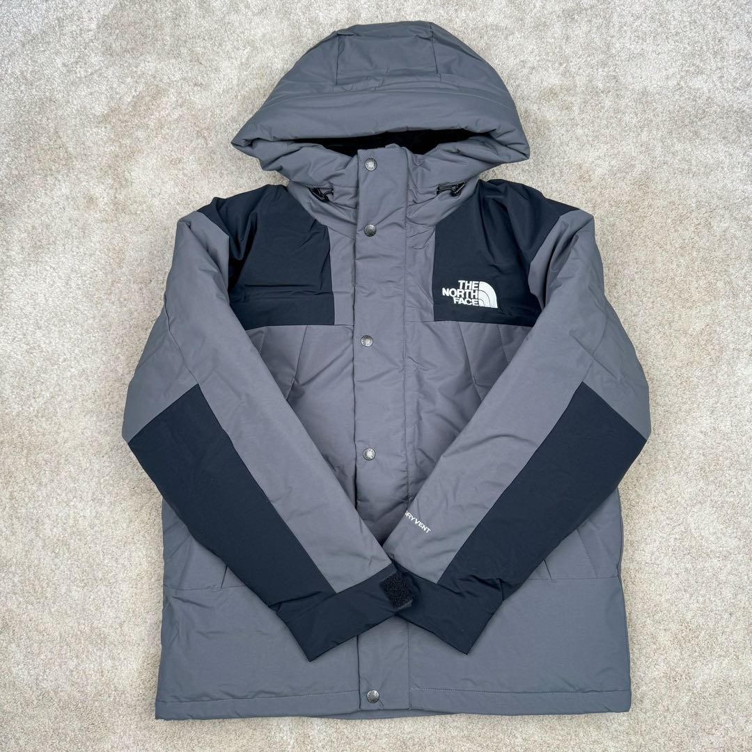 图片[2]-THE NORTH FACE Mountain FW24 Gore-Tex dryvent ULTIMATE 北面山脉系列防水面料刺绣LOGO防风保暖鹅绒连帽含羽绒外套男女同款 The North Face于1966年成立，一直致力于为户外运动员的每一次严酷探索提供专业装备。作为全球户外运动领导品牌，The NorthFace以经过专业运动员测试、适应各类户外需求的产品助力探索者不断超越自我，激发人类潜能。The North Face象征着众多山脉中更冷、更值得挑战的北坡。品牌标志则来自Half Dome，一座位于美国加州Yosemite NationalPark（优胜美地国家公园）里的山峰，中文名字取为「北面」，象征着不畏惧的户外探索精神。1997年，The North Face采用全新的宣传标语「Never Stop Exploring探索永不停止」，体现品牌的探索精神，成为品牌的座右铭。尺码：XS S M L XL 2XL-选品中心