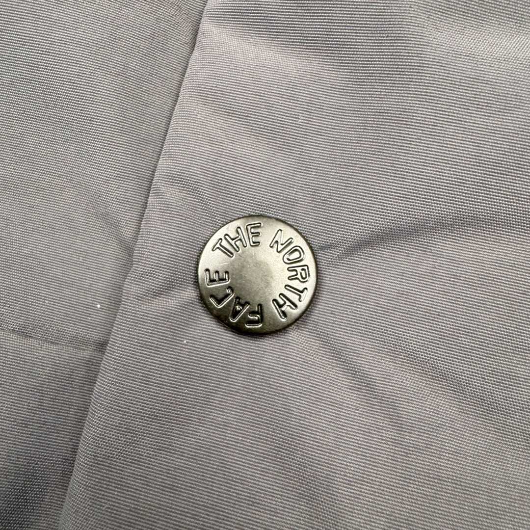 图片[10]-THE NORTH FACE Mountain FW24 Gore-Tex dryvent ULTIMATE 北面山脉系列防水面料刺绣LOGO防风保暖鹅绒连帽含羽绒外套男女同款 The North Face于1966年成立，一直致力于为户外运动员的每一次严酷探索提供专业装备。作为全球户外运动领导品牌，The NorthFace以经过专业运动员测试、适应各类户外需求的产品助力探索者不断超越自我，激发人类潜能。The North Face象征着众多山脉中更冷、更值得挑战的北坡。品牌标志则来自Half Dome，一座位于美国加州Yosemite NationalPark（优胜美地国家公园）里的山峰，中文名字取为「北面」，象征着不畏惧的户外探索精神。1997年，The North Face采用全新的宣传标语「Never Stop Exploring探索永不停止」，体现品牌的探索精神，成为品牌的座右铭。尺码：XS S M L XL 2XL-选品中心