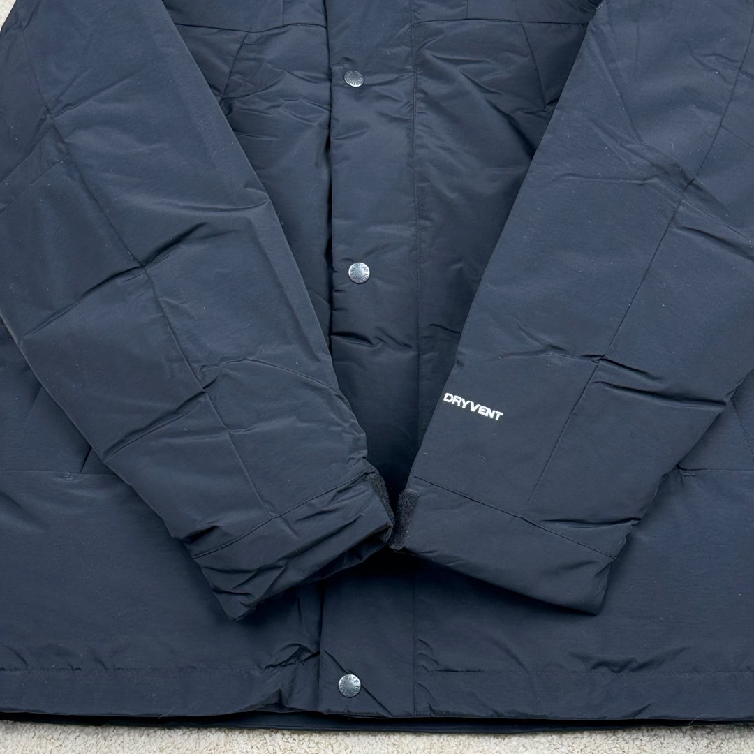 图片[8]-THE NORTH FACE Mountain FW24 Gore-Tex dryvent ULTIMATE 北面山脉系列防水面料刺绣LOGO防风保暖鹅绒连帽含羽绒外套男女同款 The North Face于1966年成立，一直致力于为户外运动员的每一次严酷探索提供专业装备。作为全球户外运动领导品牌，The NorthFace以经过专业运动员测试、适应各类户外需求的产品助力探索者不断超越自我，激发人类潜能。The North Face象征着众多山脉中更冷、更值得挑战的北坡。品牌标志则来自Half Dome，一座位于美国加州Yosemite NationalPark（优胜美地国家公园）里的山峰，中文名字取为「北面」，象征着不畏惧的户外探索精神。1997年，The North Face采用全新的宣传标语「Never Stop Exploring探索永不停止」，体现品牌的探索精神，成为品牌的座右铭。尺码：XS S M L XL 2XL-选品中心