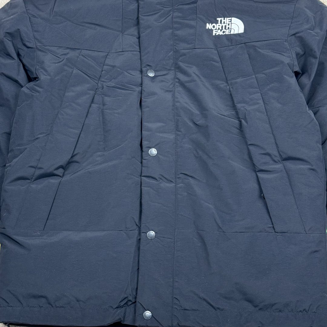 图片[7]-THE NORTH FACE Mountain FW24 Gore-Tex dryvent ULTIMATE 北面山脉系列防水面料刺绣LOGO防风保暖鹅绒连帽含羽绒外套男女同款 The North Face于1966年成立，一直致力于为户外运动员的每一次严酷探索提供专业装备。作为全球户外运动领导品牌，The NorthFace以经过专业运动员测试、适应各类户外需求的产品助力探索者不断超越自我，激发人类潜能。The North Face象征着众多山脉中更冷、更值得挑战的北坡。品牌标志则来自Half Dome，一座位于美国加州Yosemite NationalPark（优胜美地国家公园）里的山峰，中文名字取为「北面」，象征着不畏惧的户外探索精神。1997年，The North Face采用全新的宣传标语「Never Stop Exploring探索永不停止」，体现品牌的探索精神，成为品牌的座右铭。尺码：XS S M L XL 2XL-选品中心