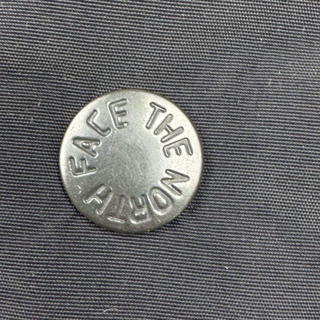 图片[9]-THE NORTH FACE Mountain FW24 Gore-Tex dryvent ULTIMATE 北面山脉系列防水面料刺绣LOGO防风保暖鹅绒连帽含羽绒外套男女同款 The North Face于1966年成立，一直致力于为户外运动员的每一次严酷探索提供专业装备。作为全球户外运动领导品牌，The NorthFace以经过专业运动员测试、适应各类户外需求的产品助力探索者不断超越自我，激发人类潜能。The North Face象征着众多山脉中更冷、更值得挑战的北坡。品牌标志则来自Half Dome，一座位于美国加州Yosemite NationalPark（优胜美地国家公园）里的山峰，中文名字取为「北面」，象征着不畏惧的户外探索精神。1997年，The North Face采用全新的宣传标语「Never Stop Exploring探索永不停止」，体现品牌的探索精神，成为品牌的座右铭。尺码：XS S M L XL 2XL-选品中心