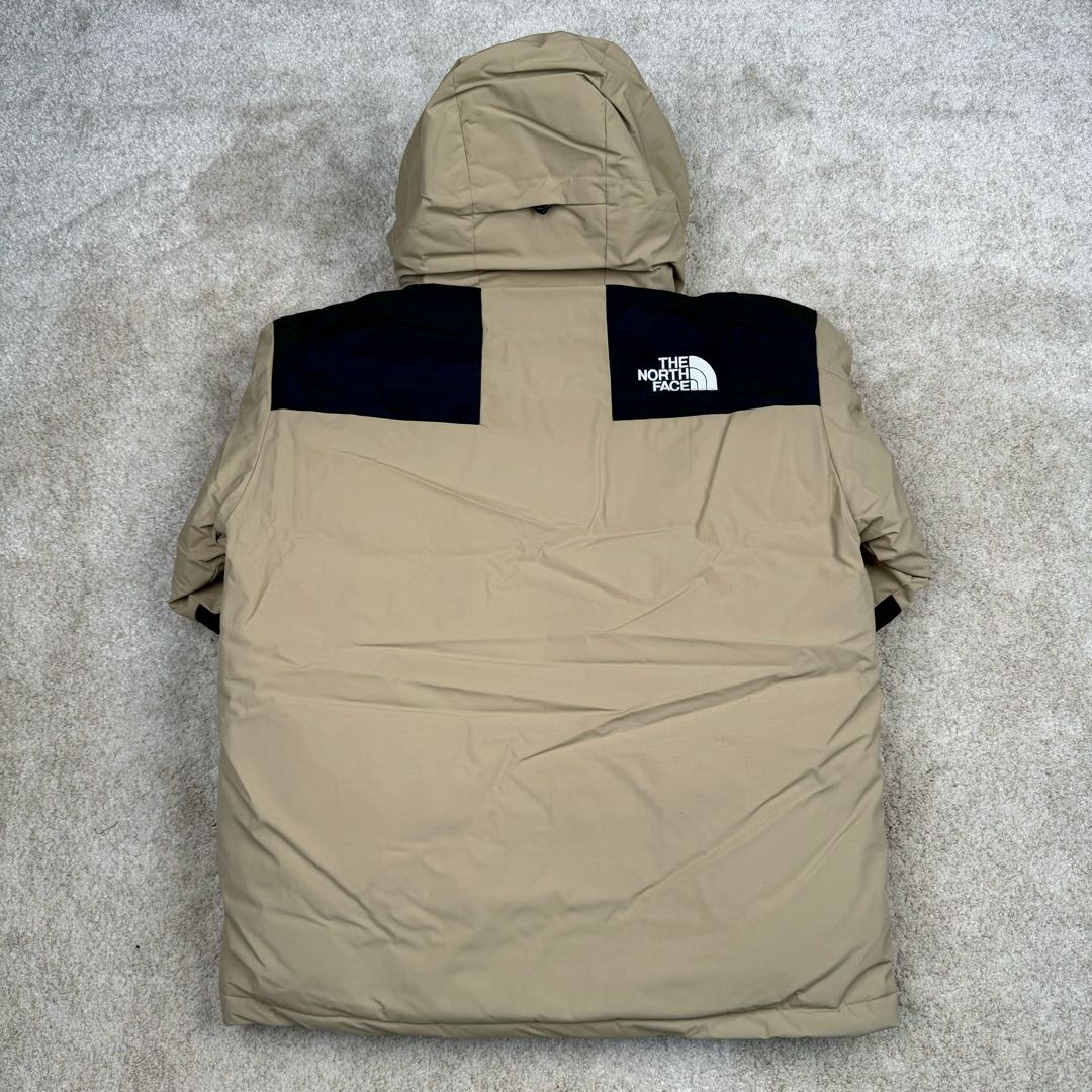 图片[3]-THE NORTH FACE Mountain FW24 Gore-Tex dryvent ULTIMATE 北面山脉系列防水面料刺绣LOGO防风保暖鹅绒连帽含羽绒外套男女同款 The North Face于1966年成立，一直致力于为户外运动员的每一次严酷探索提供专业装备。作为全球户外运动领导品牌，The NorthFace以经过专业运动员测试、适应各类户外需求的产品助力探索者不断超越自我，激发人类潜能。The North Face象征着众多山脉中更冷、更值得挑战的北坡。品牌标志则来自Half Dome，一座位于美国加州Yosemite NationalPark（优胜美地国家公园）里的山峰，中文名字取为「北面」，象征着不畏惧的户外探索精神。1997年，The North Face采用全新的宣传标语「Never Stop Exploring探索永不停止」，体现品牌的探索精神，成为品牌的座右铭。尺码：XS S M L XL 2XL-选品中心