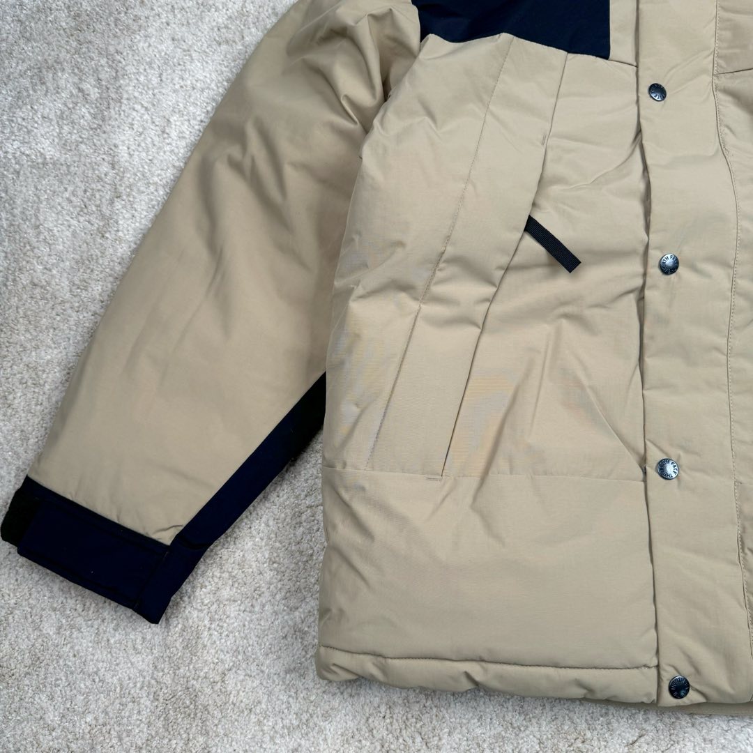 图片[5]-THE NORTH FACE Mountain FW24 Gore-Tex dryvent ULTIMATE 北面山脉系列防水面料刺绣LOGO防风保暖鹅绒连帽含羽绒外套男女同款 The North Face于1966年成立，一直致力于为户外运动员的每一次严酷探索提供专业装备。作为全球户外运动领导品牌，The NorthFace以经过专业运动员测试、适应各类户外需求的产品助力探索者不断超越自我，激发人类潜能。The North Face象征着众多山脉中更冷、更值得挑战的北坡。品牌标志则来自Half Dome，一座位于美国加州Yosemite NationalPark（优胜美地国家公园）里的山峰，中文名字取为「北面」，象征着不畏惧的户外探索精神。1997年，The North Face采用全新的宣传标语「Never Stop Exploring探索永不停止」，体现品牌的探索精神，成为品牌的座右铭。尺码：XS S M L XL 2XL-选品中心