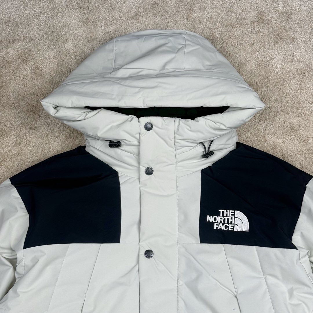 图片[4]-THE NORTH FACE Mountain FW24 Gore-Tex dryvent ULTIMATE 北面山脉系列防水面料刺绣LOGO防风保暖鹅绒连帽含羽绒外套男女同款 The North Face于1966年成立，一直致力于为户外运动员的每一次严酷探索提供专业装备。作为全球户外运动领导品牌，The NorthFace以经过专业运动员测试、适应各类户外需求的产品助力探索者不断超越自我，激发人类潜能。The North Face象征着众多山脉中更冷、更值得挑战的北坡。品牌标志则来自Half Dome，一座位于美国加州Yosemite NationalPark（优胜美地国家公园）里的山峰，中文名字取为「北面」，象征着不畏惧的户外探索精神。1997年，The North Face采用全新的宣传标语「Never Stop Exploring探索永不停止」，体现品牌的探索精神，成为品牌的座右铭。尺码：XS S M L XL 2XL-选品中心