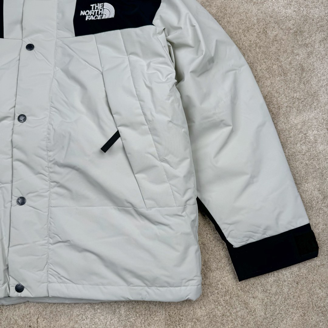 图片[6]-THE NORTH FACE Mountain FW24 Gore-Tex dryvent ULTIMATE 北面山脉系列防水面料刺绣LOGO防风保暖鹅绒连帽含羽绒外套男女同款 The North Face于1966年成立，一直致力于为户外运动员的每一次严酷探索提供专业装备。作为全球户外运动领导品牌，The NorthFace以经过专业运动员测试、适应各类户外需求的产品助力探索者不断超越自我，激发人类潜能。The North Face象征着众多山脉中更冷、更值得挑战的北坡。品牌标志则来自Half Dome，一座位于美国加州Yosemite NationalPark（优胜美地国家公园）里的山峰，中文名字取为「北面」，象征着不畏惧的户外探索精神。1997年，The North Face采用全新的宣传标语「Never Stop Exploring探索永不停止」，体现品牌的探索精神，成为品牌的座右铭。尺码：XS S M L XL 2XL-选品中心