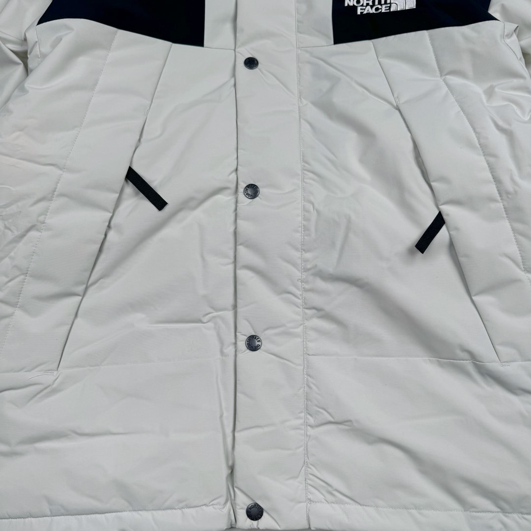 图片[7]-THE NORTH FACE Mountain FW24 Gore-Tex dryvent ULTIMATE 北面山脉系列防水面料刺绣LOGO防风保暖鹅绒连帽含羽绒外套男女同款 The North Face于1966年成立，一直致力于为户外运动员的每一次严酷探索提供专业装备。作为全球户外运动领导品牌，The NorthFace以经过专业运动员测试、适应各类户外需求的产品助力探索者不断超越自我，激发人类潜能。The North Face象征着众多山脉中更冷、更值得挑战的北坡。品牌标志则来自Half Dome，一座位于美国加州Yosemite NationalPark（优胜美地国家公园）里的山峰，中文名字取为「北面」，象征着不畏惧的户外探索精神。1997年，The North Face采用全新的宣传标语「Never Stop Exploring探索永不停止」，体现品牌的探索精神，成为品牌的座右铭。尺码：XS S M L XL 2XL-选品中心