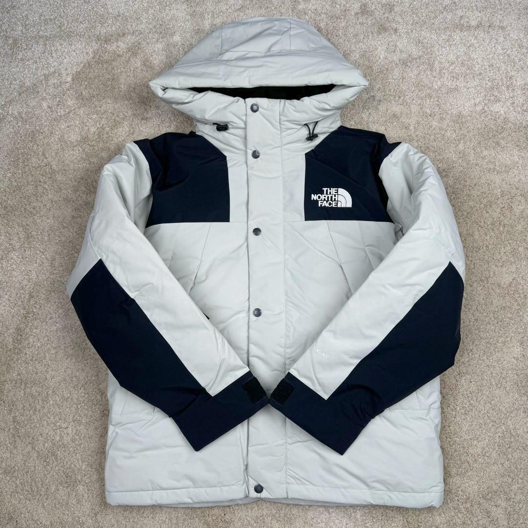 图片[2]-THE NORTH FACE Mountain FW24 Gore-Tex dryvent ULTIMATE 北面山脉系列防水面料刺绣LOGO防风保暖鹅绒连帽含羽绒外套男女同款 The North Face于1966年成立，一直致力于为户外运动员的每一次严酷探索提供专业装备。作为全球户外运动领导品牌，The NorthFace以经过专业运动员测试、适应各类户外需求的产品助力探索者不断超越自我，激发人类潜能。The North Face象征着众多山脉中更冷、更值得挑战的北坡。品牌标志则来自Half Dome，一座位于美国加州Yosemite NationalPark（优胜美地国家公园）里的山峰，中文名字取为「北面」，象征着不畏惧的户外探索精神。1997年，The North Face采用全新的宣传标语「Never Stop Exploring探索永不停止」，体现品牌的探索精神，成为品牌的座右铭。尺码：XS S M L XL 2XL-选品中心