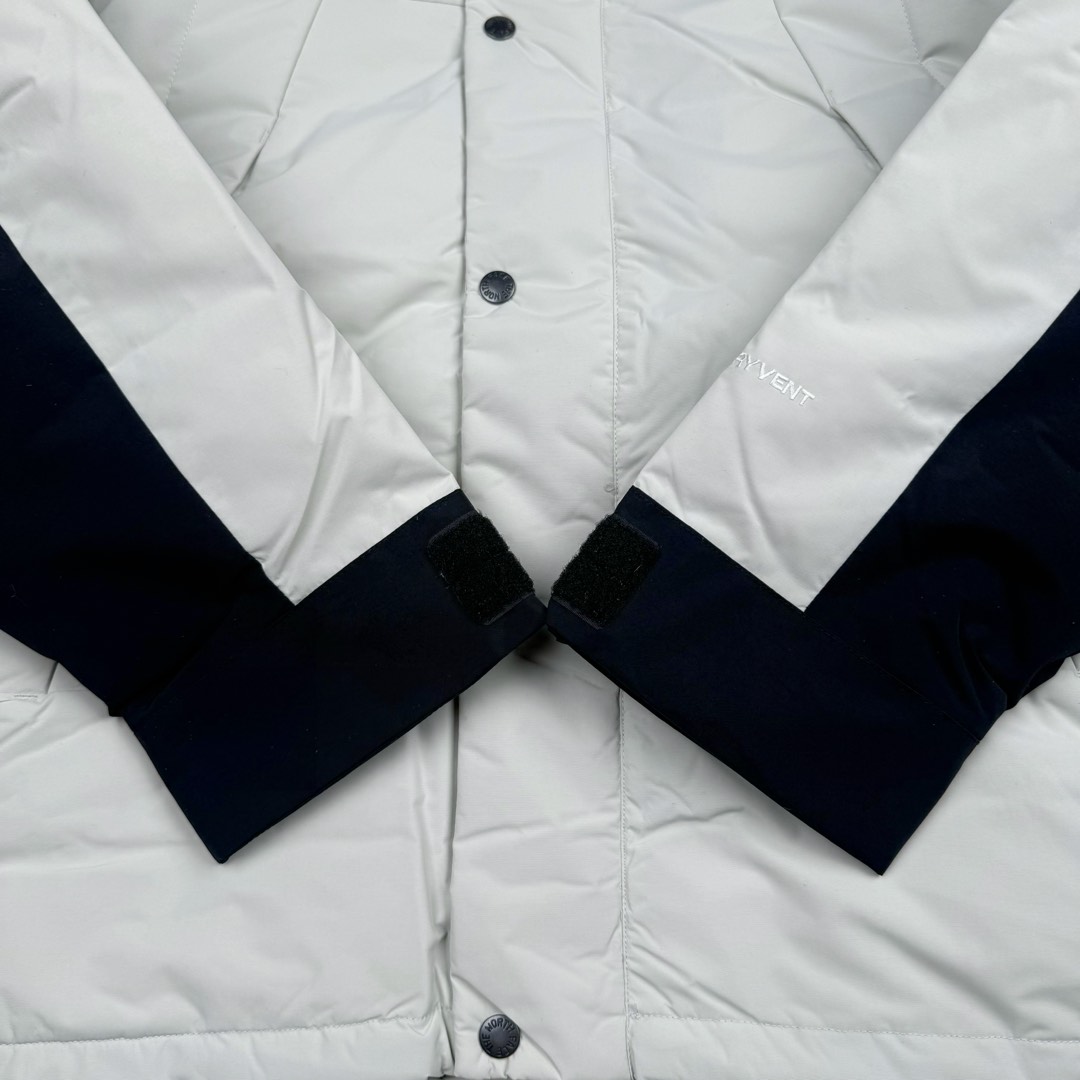 图片[9]-THE NORTH FACE Mountain FW24 Gore-Tex dryvent ULTIMATE 北面山脉系列防水面料刺绣LOGO防风保暖鹅绒连帽含羽绒外套男女同款 The North Face于1966年成立，一直致力于为户外运动员的每一次严酷探索提供专业装备。作为全球户外运动领导品牌，The NorthFace以经过专业运动员测试、适应各类户外需求的产品助力探索者不断超越自我，激发人类潜能。The North Face象征着众多山脉中更冷、更值得挑战的北坡。品牌标志则来自Half Dome，一座位于美国加州Yosemite NationalPark（优胜美地国家公园）里的山峰，中文名字取为「北面」，象征着不畏惧的户外探索精神。1997年，The North Face采用全新的宣传标语「Never Stop Exploring探索永不停止」，体现品牌的探索精神，成为品牌的座右铭。尺码：XS S M L XL 2XL-选品中心