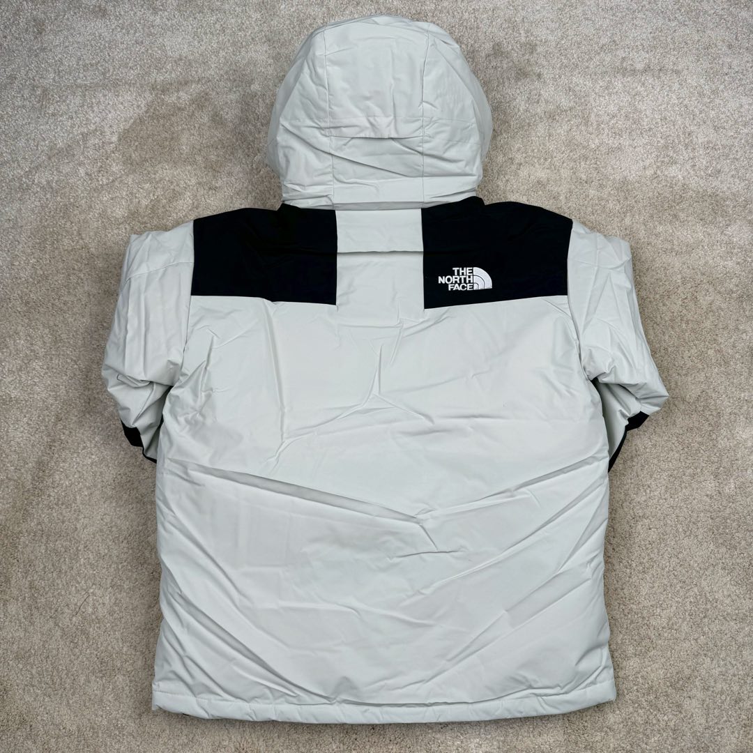 图片[3]-THE NORTH FACE Mountain FW24 Gore-Tex dryvent ULTIMATE 北面山脉系列防水面料刺绣LOGO防风保暖鹅绒连帽含羽绒外套男女同款 The North Face于1966年成立，一直致力于为户外运动员的每一次严酷探索提供专业装备。作为全球户外运动领导品牌，The NorthFace以经过专业运动员测试、适应各类户外需求的产品助力探索者不断超越自我，激发人类潜能。The North Face象征着众多山脉中更冷、更值得挑战的北坡。品牌标志则来自Half Dome，一座位于美国加州Yosemite NationalPark（优胜美地国家公园）里的山峰，中文名字取为「北面」，象征着不畏惧的户外探索精神。1997年，The North Face采用全新的宣传标语「Never Stop Exploring探索永不停止」，体现品牌的探索精神，成为品牌的座右铭。尺码：XS S M L XL 2XL-选品中心