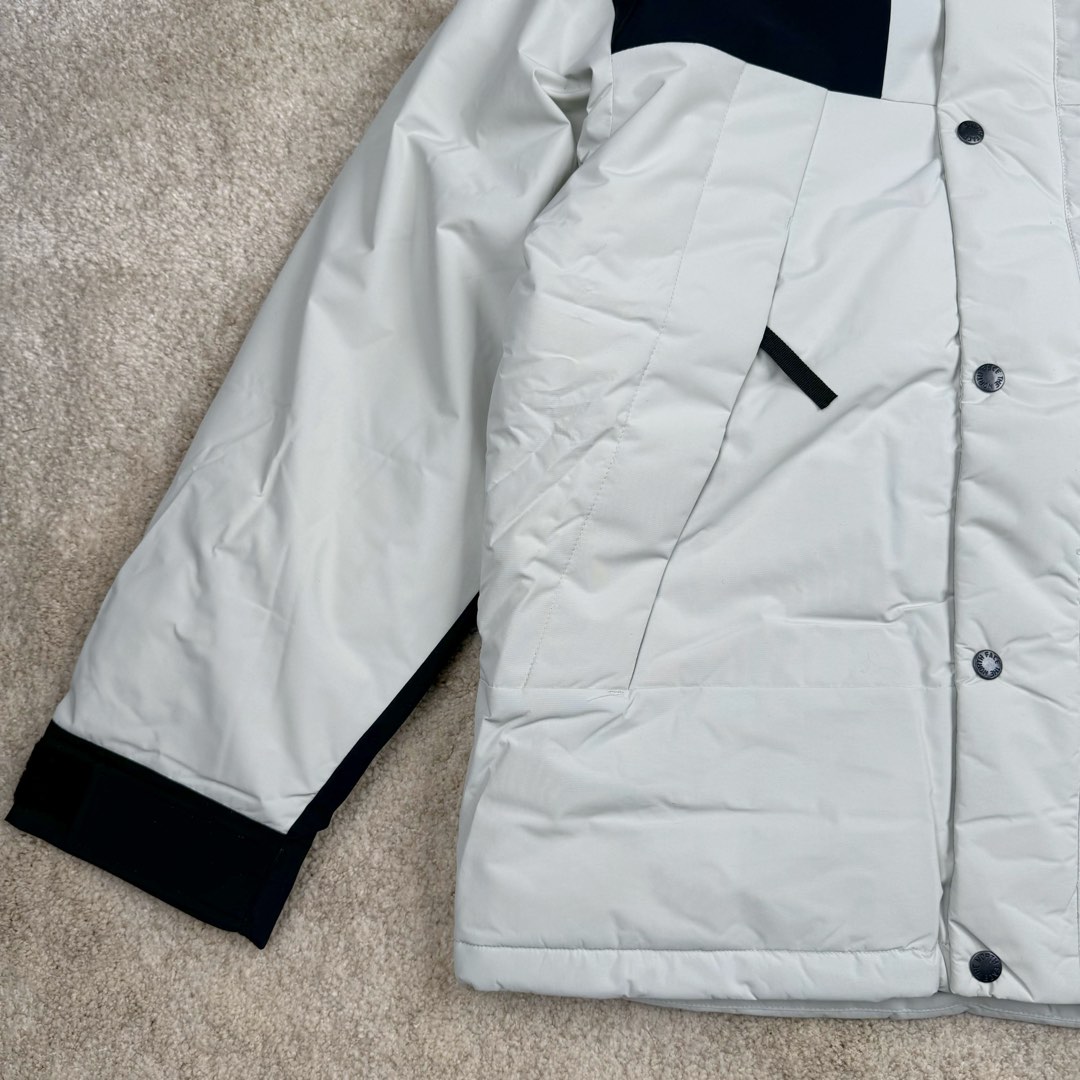 图片[5]-THE NORTH FACE Mountain FW24 Gore-Tex dryvent ULTIMATE 北面山脉系列防水面料刺绣LOGO防风保暖鹅绒连帽含羽绒外套男女同款 The North Face于1966年成立，一直致力于为户外运动员的每一次严酷探索提供专业装备。作为全球户外运动领导品牌，The NorthFace以经过专业运动员测试、适应各类户外需求的产品助力探索者不断超越自我，激发人类潜能。The North Face象征着众多山脉中更冷、更值得挑战的北坡。品牌标志则来自Half Dome，一座位于美国加州Yosemite NationalPark（优胜美地国家公园）里的山峰，中文名字取为「北面」，象征着不畏惧的户外探索精神。1997年，The North Face采用全新的宣传标语「Never Stop Exploring探索永不停止」，体现品牌的探索精神，成为品牌的座右铭。尺码：XS S M L XL 2XL-选品中心