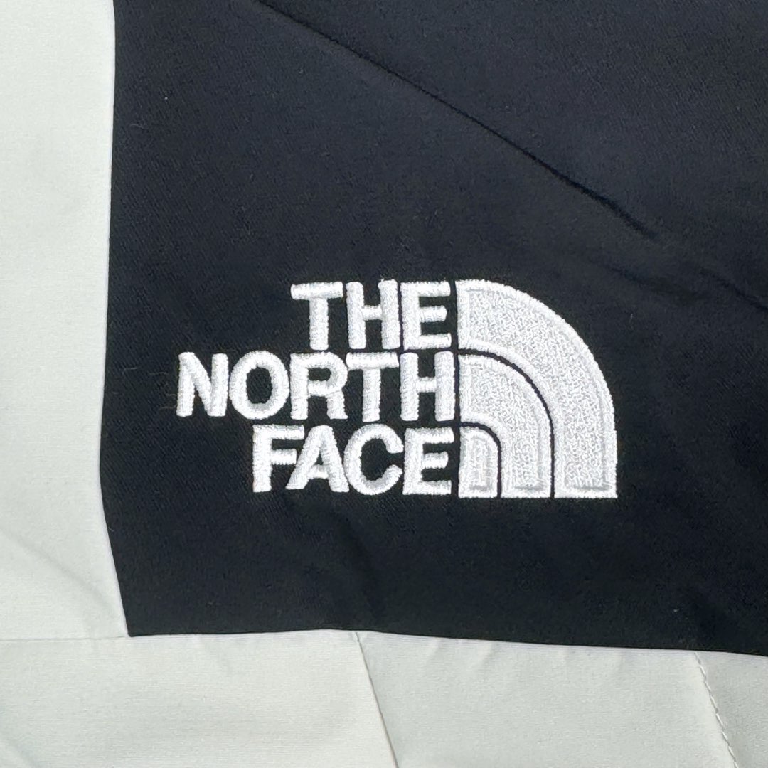 图片[8]-THE NORTH FACE Mountain FW24 Gore-Tex dryvent ULTIMATE 北面山脉系列防水面料刺绣LOGO防风保暖鹅绒连帽含羽绒外套男女同款 The North Face于1966年成立，一直致力于为户外运动员的每一次严酷探索提供专业装备。作为全球户外运动领导品牌，The NorthFace以经过专业运动员测试、适应各类户外需求的产品助力探索者不断超越自我，激发人类潜能。The North Face象征着众多山脉中更冷、更值得挑战的北坡。品牌标志则来自Half Dome，一座位于美国加州Yosemite NationalPark（优胜美地国家公园）里的山峰，中文名字取为「北面」，象征着不畏惧的户外探索精神。1997年，The North Face采用全新的宣传标语「Never Stop Exploring探索永不停止」，体现品牌的探索精神，成为品牌的座右铭。尺码：XS S M L XL 2XL-选品中心
