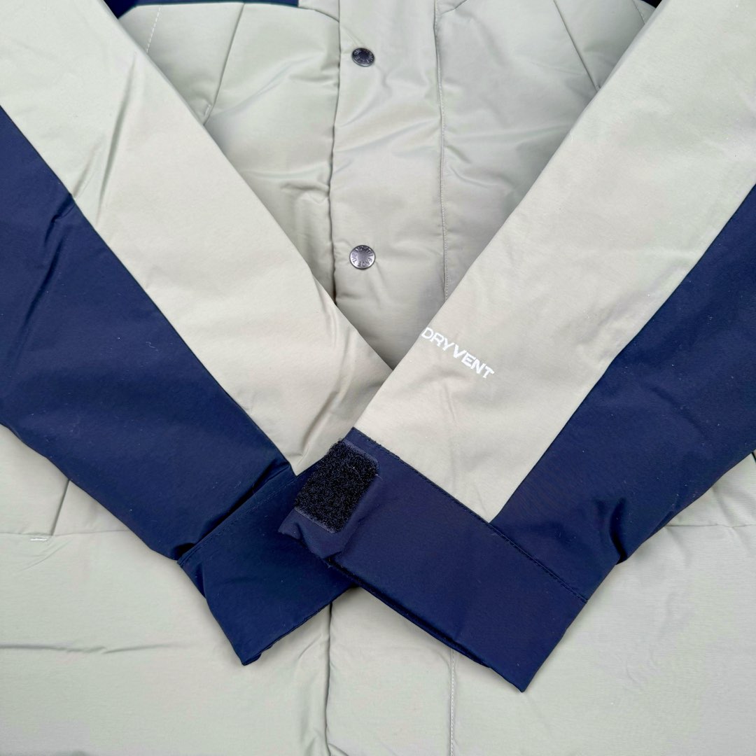 图片[11]-THE NORTH FACE Mountain FW24 Gore-Tex dryvent ULTIMATE 北面山脉系列防水面料刺绣LOGO防风保暖鹅绒连帽含羽绒外套男女同款 The North Face于1966年成立，一直致力于为户外运动员的每一次严酷探索提供专业装备。作为全球户外运动领导品牌，The NorthFace以经过专业运动员测试、适应各类户外需求的产品助力探索者不断超越自我，激发人类潜能。The North Face象征着众多山脉中更冷、更值得挑战的北坡。品牌标志则来自Half Dome，一座位于美国加州Yosemite NationalPark（优胜美地国家公园）里的山峰，中文名字取为「北面」，象征着不畏惧的户外探索精神。1997年，The North Face采用全新的宣传标语「Never Stop Exploring探索永不停止」，体现品牌的探索精神，成为品牌的座右铭。尺码：XS S M L XL 2XL-选品中心