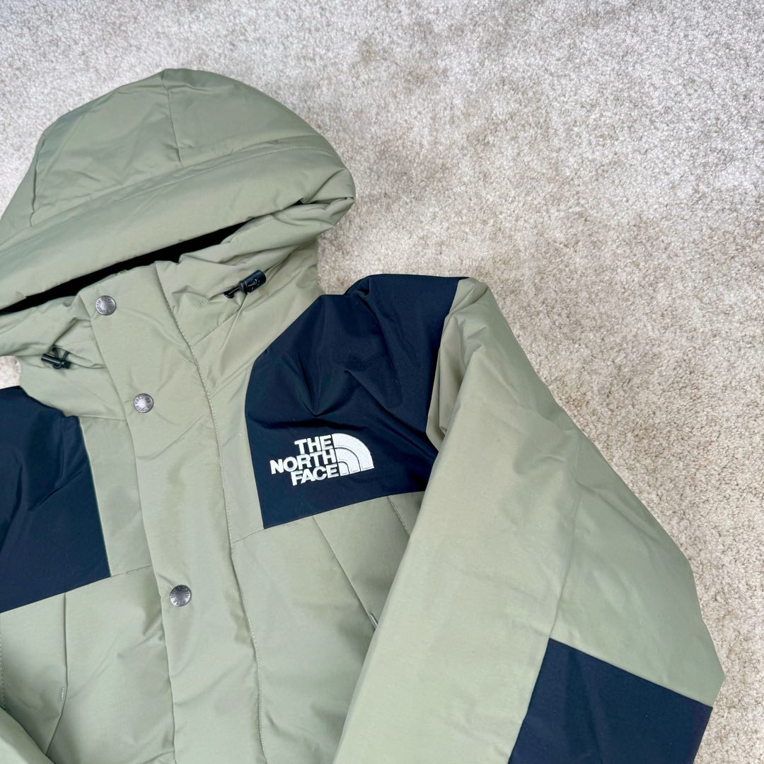 图片[10]-THE NORTH FACE Mountain FW24 Gore-Tex dryvent ULTIMATE 北面山脉系列防水面料刺绣LOGO防风保暖鹅绒连帽含羽绒外套男女同款 The North Face于1966年成立，一直致力于为户外运动员的每一次严酷探索提供专业装备。作为全球户外运动领导品牌，The NorthFace以经过专业运动员测试、适应各类户外需求的产品助力探索者不断超越自我，激发人类潜能。The North Face象征着众多山脉中更冷、更值得挑战的北坡。品牌标志则来自Half Dome，一座位于美国加州Yosemite NationalPark（优胜美地国家公园）里的山峰，中文名字取为「北面」，象征着不畏惧的户外探索精神。1997年，The North Face采用全新的宣传标语「Never Stop Exploring探索永不停止」，体现品牌的探索精神，成为品牌的座右铭。尺码：XS S M L XL 2XL-选品中心