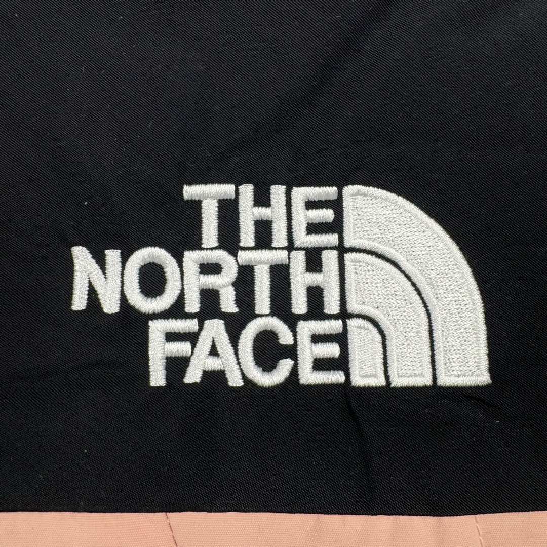 图片[12]-THE NORTH FACE Mountain FW24 Gore-Tex dryvent ULTIMATE 北面山脉系列防水面料刺绣LOGO防风保暖鹅绒连帽含羽绒外套男女同款 The North Face于1966年成立，一直致力于为户外运动员的每一次严酷探索提供专业装备。作为全球户外运动领导品牌，The NorthFace以经过专业运动员测试、适应各类户外需求的产品助力探索者不断超越自我，激发人类潜能。The North Face象征着众多山脉中更冷、更值得挑战的北坡。品牌标志则来自Half Dome，一座位于美国加州Yosemite NationalPark（优胜美地国家公园）里的山峰，中文名字取为「北面」，象征着不畏惧的户外探索精神。1997年，The North Face采用全新的宣传标语「Never Stop Exploring探索永不停止」，体现品牌的探索精神，成为品牌的座右铭。尺码：XS S M L XL 2XL-选品中心