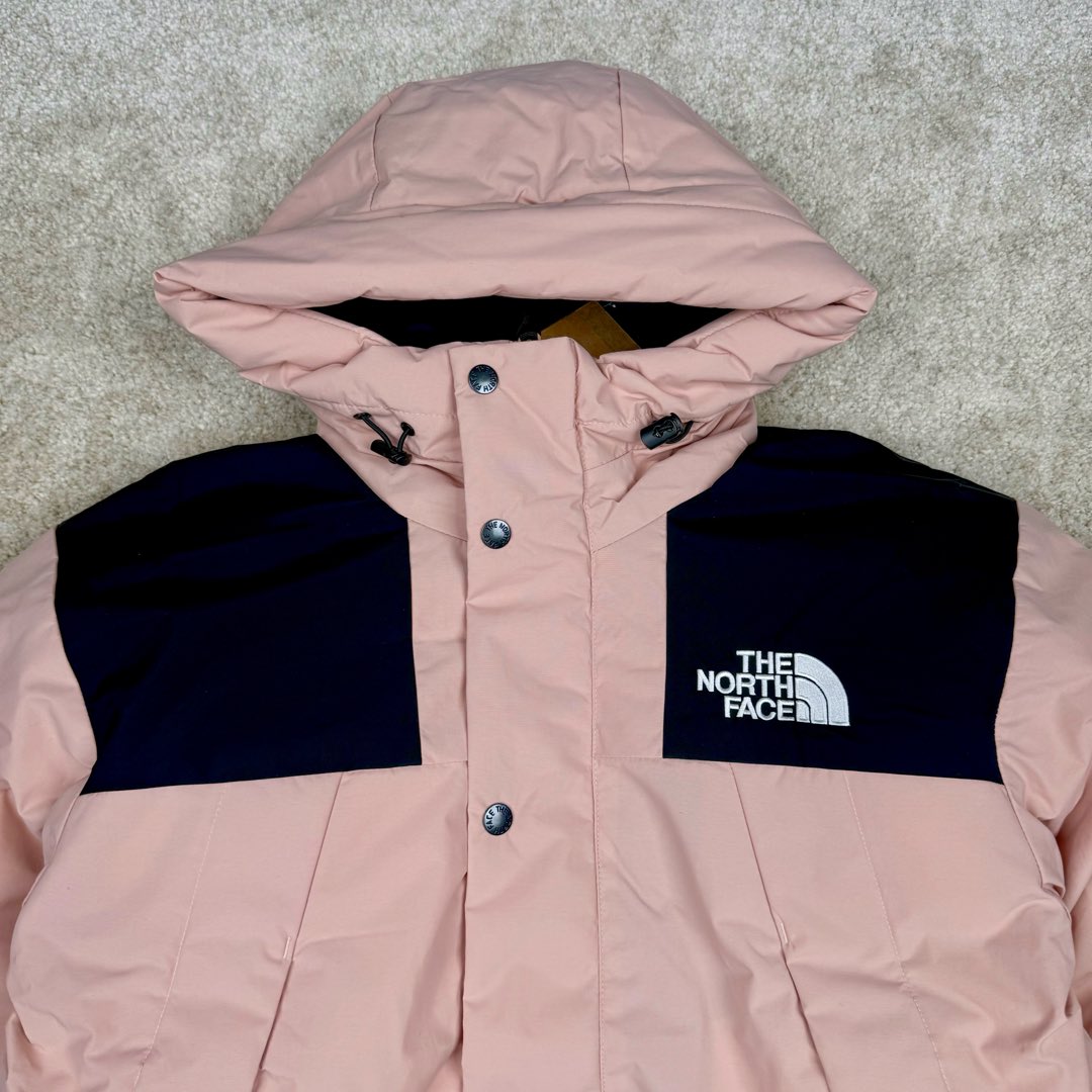 图片[5]-THE NORTH FACE Mountain FW24 Gore-Tex dryvent ULTIMATE 北面山脉系列防水面料刺绣LOGO防风保暖鹅绒连帽含羽绒外套男女同款 The North Face于1966年成立，一直致力于为户外运动员的每一次严酷探索提供专业装备。作为全球户外运动领导品牌，The NorthFace以经过专业运动员测试、适应各类户外需求的产品助力探索者不断超越自我，激发人类潜能。The North Face象征着众多山脉中更冷、更值得挑战的北坡。品牌标志则来自Half Dome，一座位于美国加州Yosemite NationalPark（优胜美地国家公园）里的山峰，中文名字取为「北面」，象征着不畏惧的户外探索精神。1997年，The North Face采用全新的宣传标语「Never Stop Exploring探索永不停止」，体现品牌的探索精神，成为品牌的座右铭。尺码：XS S M L XL 2XL-选品中心